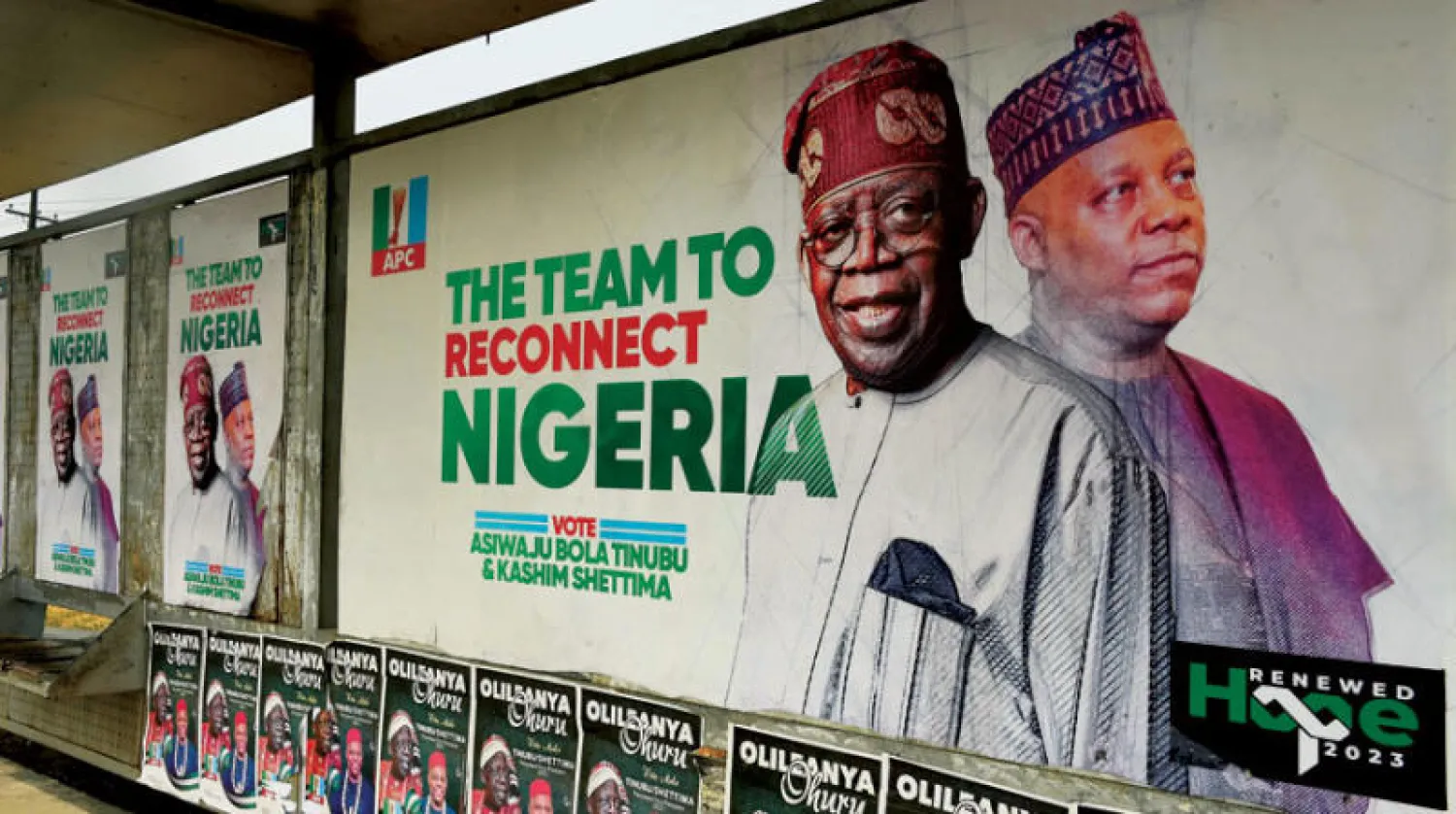 صور ملصقات الحملة الانتخابية لمرشح مؤتمر العمل التقدمي الحاكم بولا أحمد تينوبو وزميله في الترشح كاشم شيتيما في محطة للحافلات بلاغوس (أ.ف.ب)