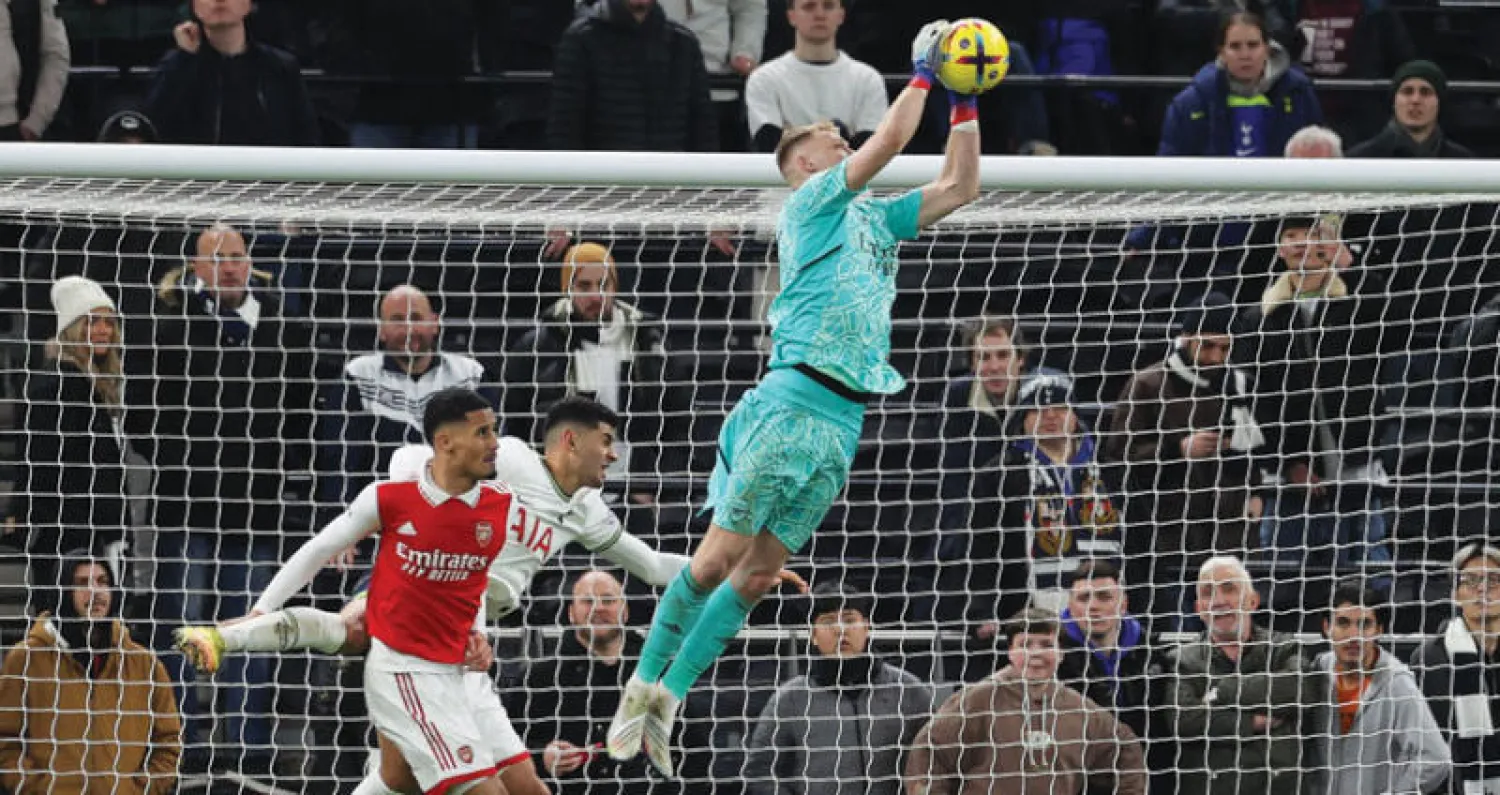 رامسديل حارس آرسنال لعب دور البطل في مواجهة توتنهام بتصدياته الرائعة (أ.ف.ب)