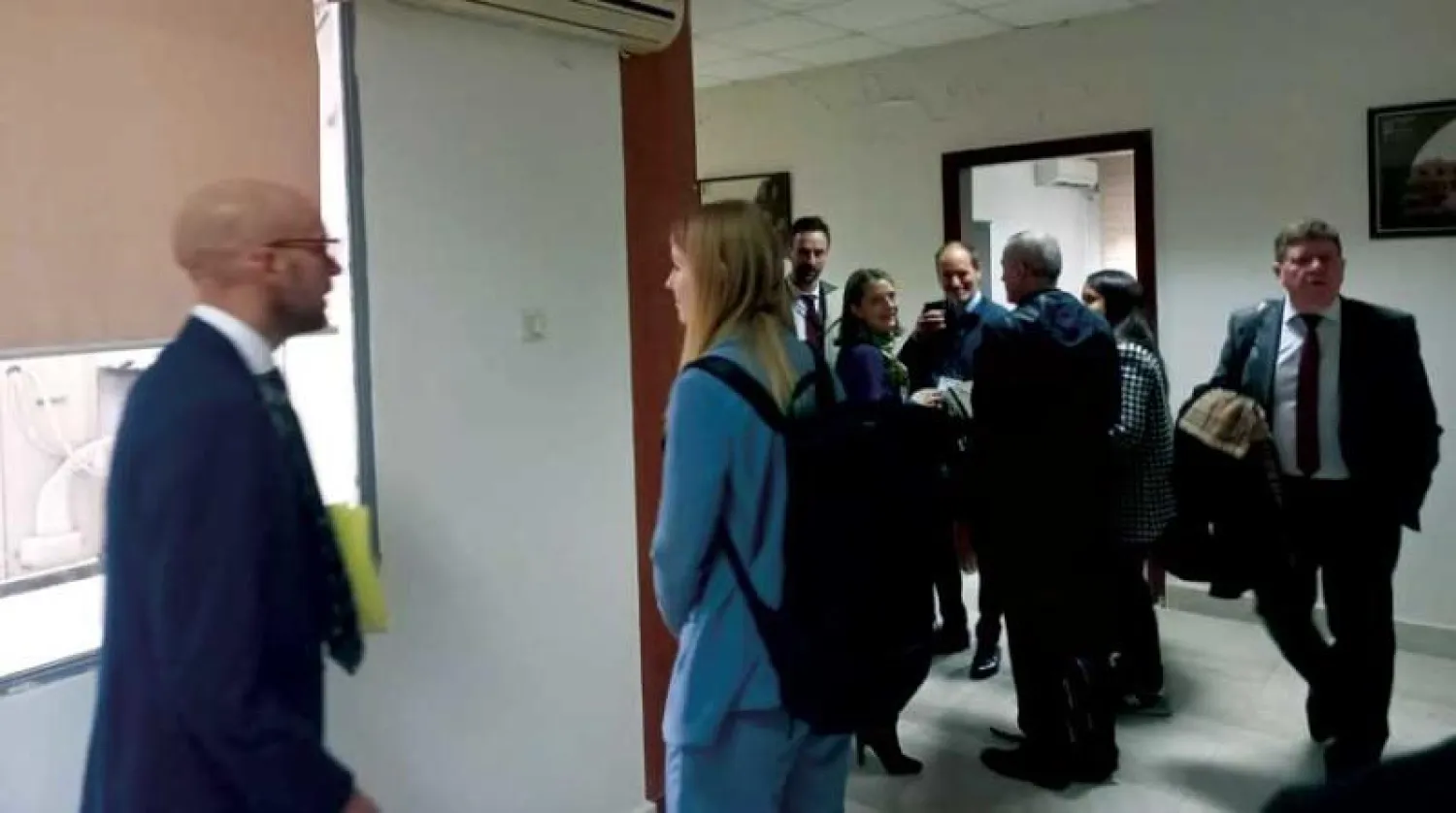 الوفد الأوروبي في قصر العدل في بيروت أمس (الشرق الأوسط)