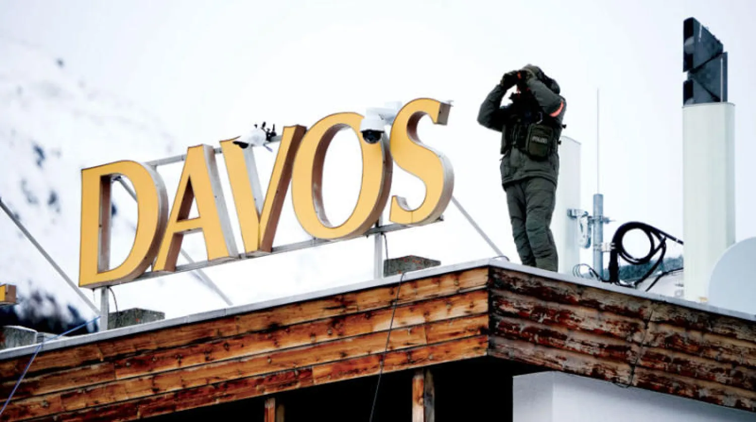 شرطي يراقب مقر اجتماعات منتدى دافوس أمس (أ.ب)