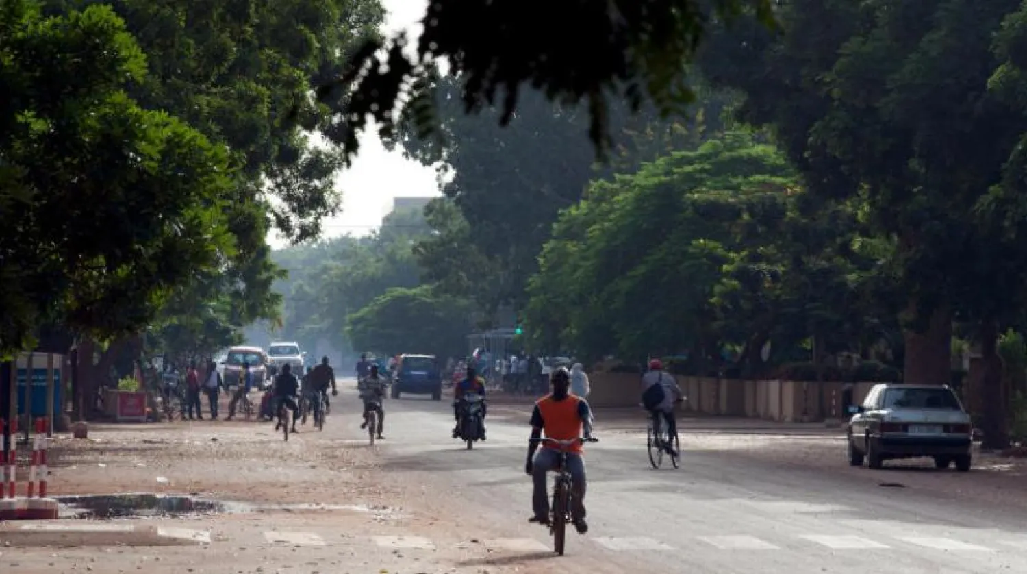 Burkina Faso'da bisikletli ve motosikletli vatandaşlar (Reuters)
