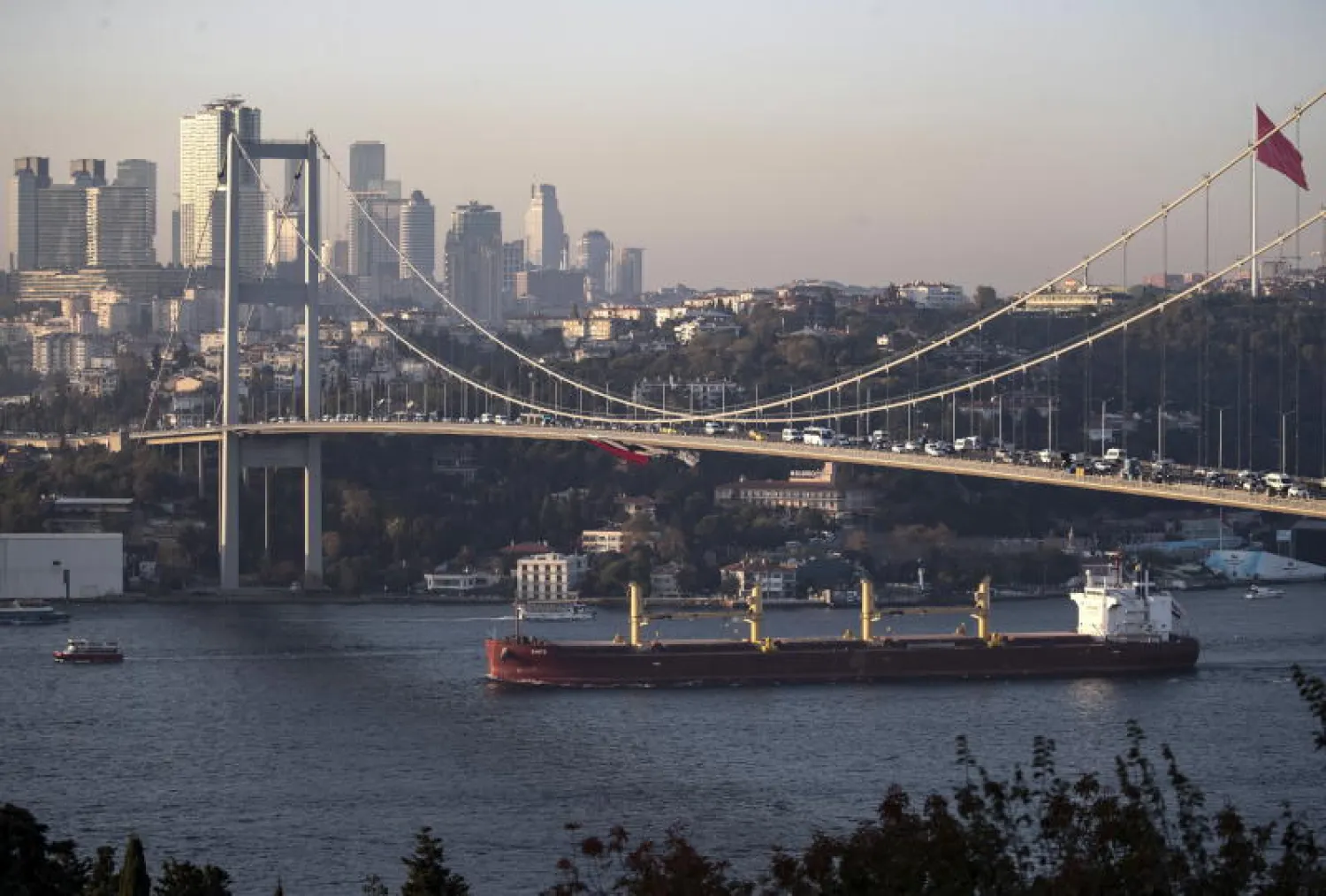 سفينة شحن تحمل حبوباً أوكرانية تمر عبر مضيق البوسفور (إ.ب.أ)