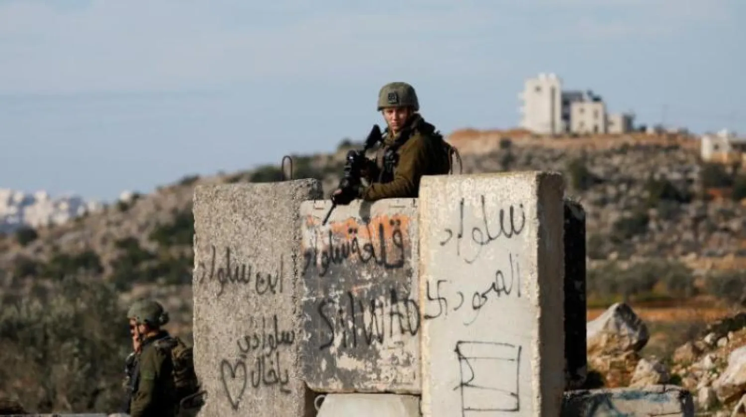 جندي إسرائيلي يحرس موقعاً بالقرب من رام الله (رويترز)