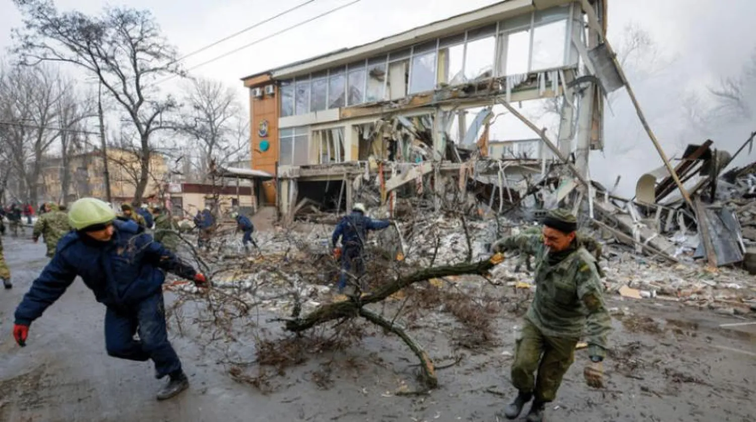 Acil durum ekipleri dün Donetsk'te bombalanan bir bölgeden molozları çıkarırken (Reuters)