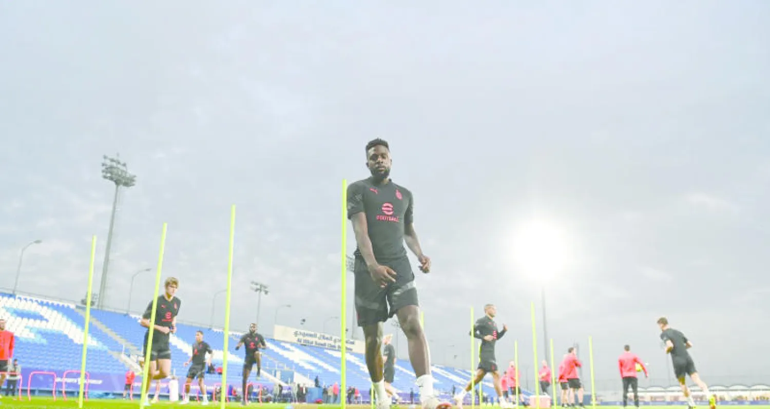 إيه سي ميلان خلال تدريباته أمس في ملعب نادي الهلال (موقع ميلان الإيطالي)