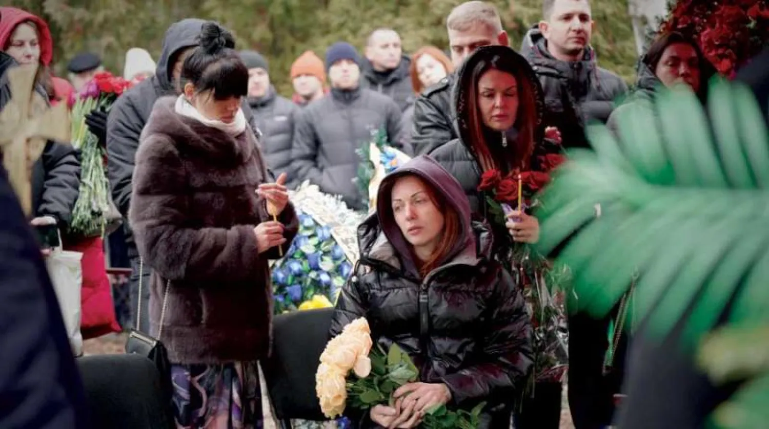 أقرباء ضحايا القصف الصاروخي على مدينة دنيبرو بوسط أوكرانيا (أ.ف.ب)