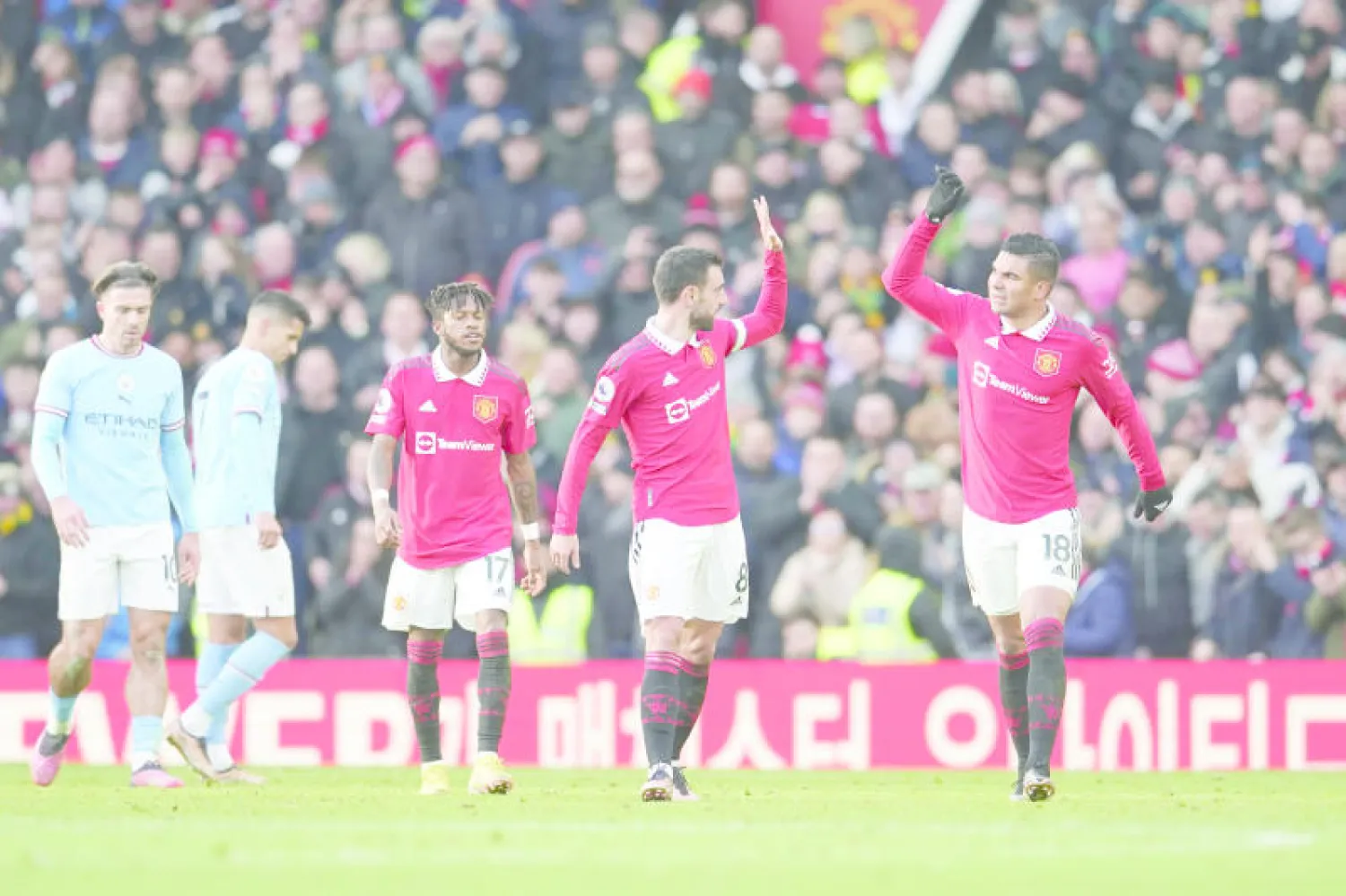 لاعبو مانشستر يونايتد يدخلون مواجهة كريستال بالاس منتشين بانتصارهم على سيتي (أ.ب)