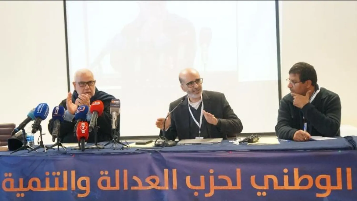 عبد الإله بن كيران وإلى جانبه إدريس الأزمي رئيس المجلس الوطني وعبد العالي حامي الدين عضو المجلس (الشرق الأوسط)