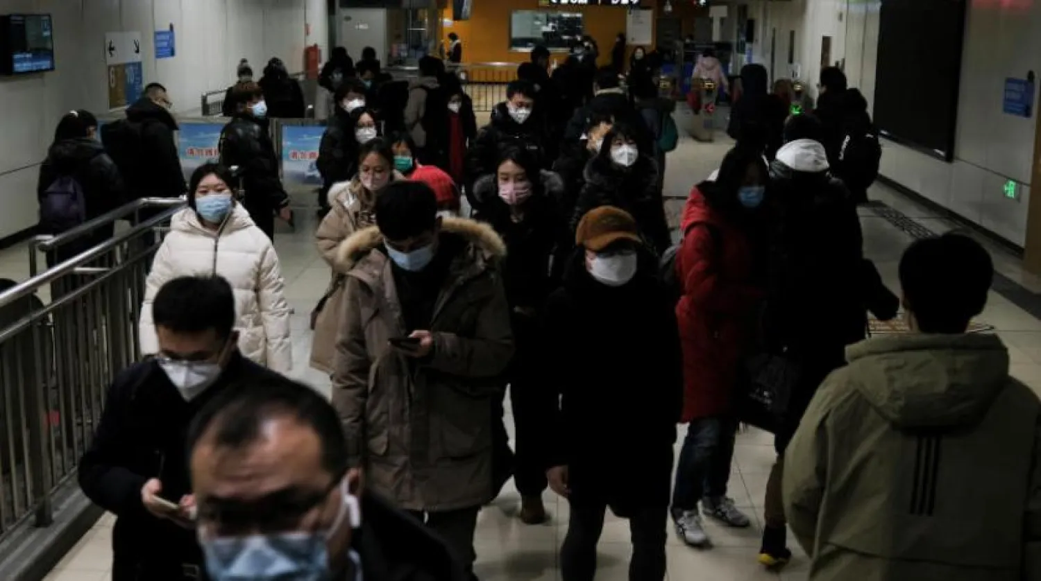 İnsanlar Pekin'de bir metro istasyonunun içinde yürüyor (Reuters)

