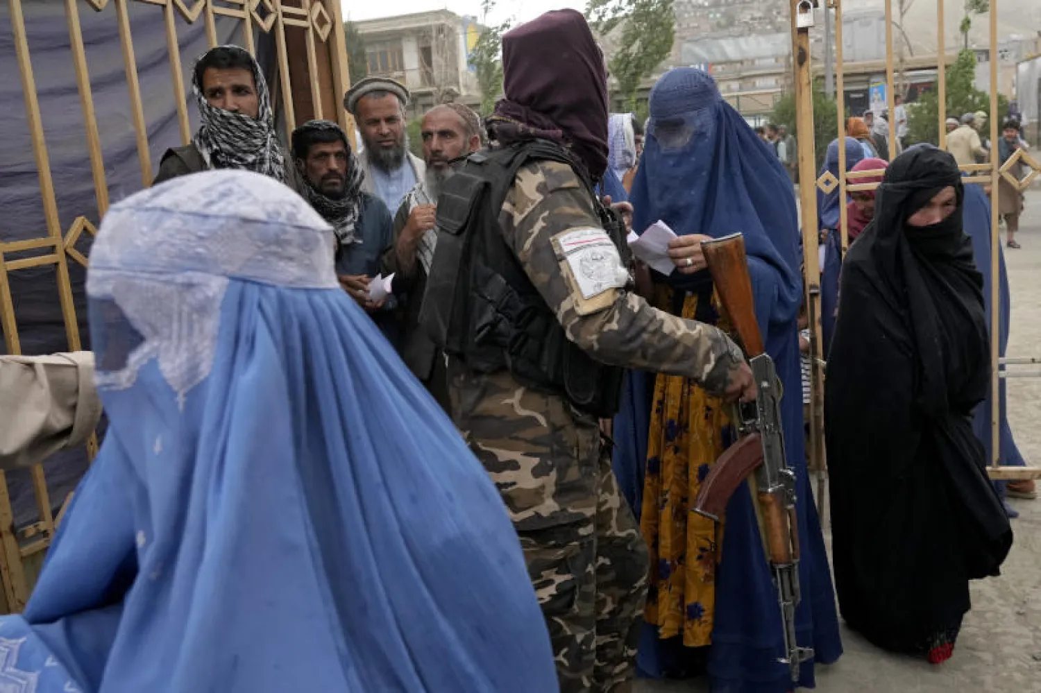 وزارة الاقتصاد الأفغانية أعلنت في 24 ديسمبر (كانون الأول) منع النساء من العمل في المنظمات غير الحكومية (أ.ب)