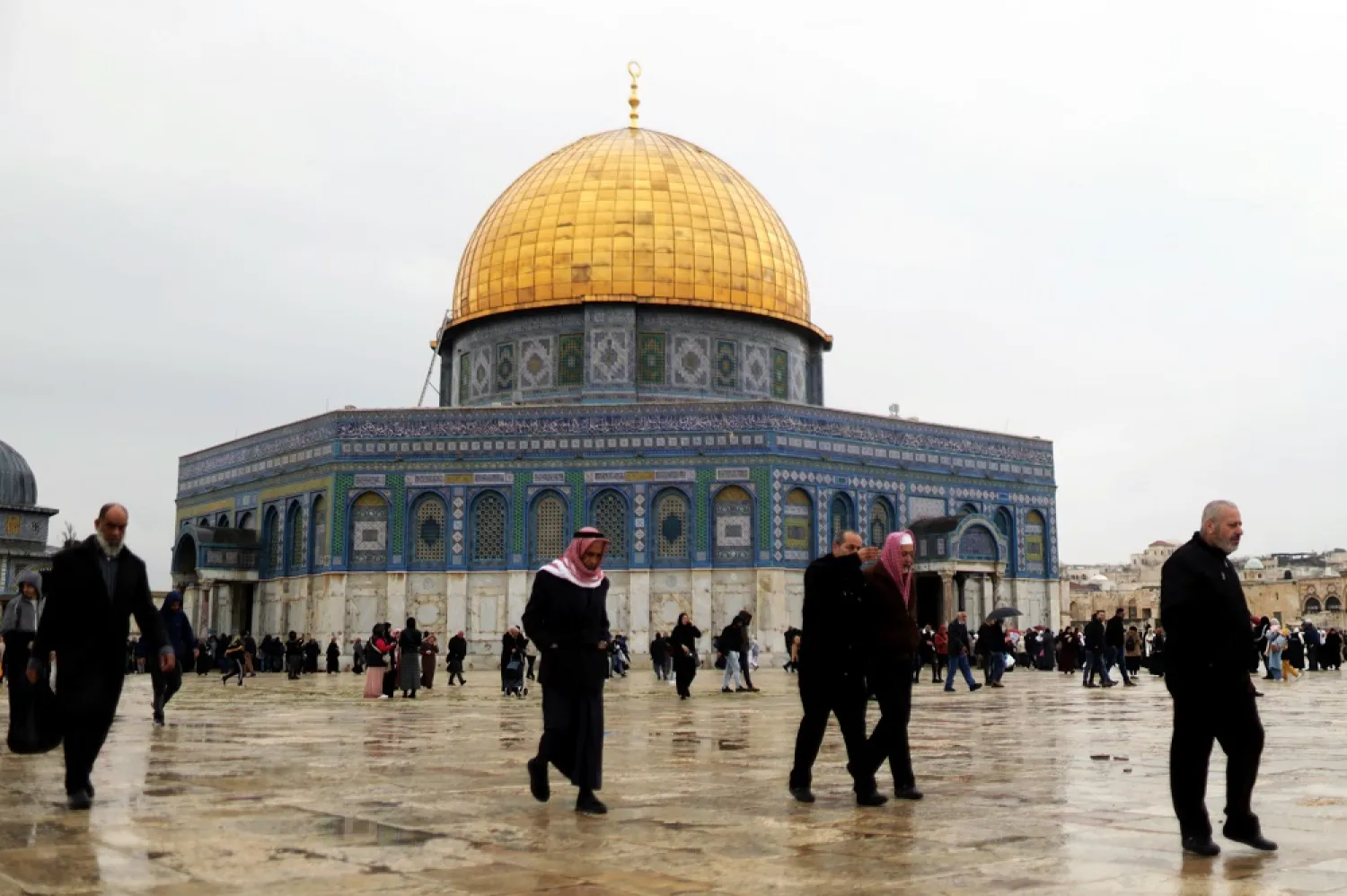 06 January 2023, Palestinian Territories, Jerusalem: Palestinians gather in the Al-Aqsa Mosque compound for the Friday prayers. (dpa)