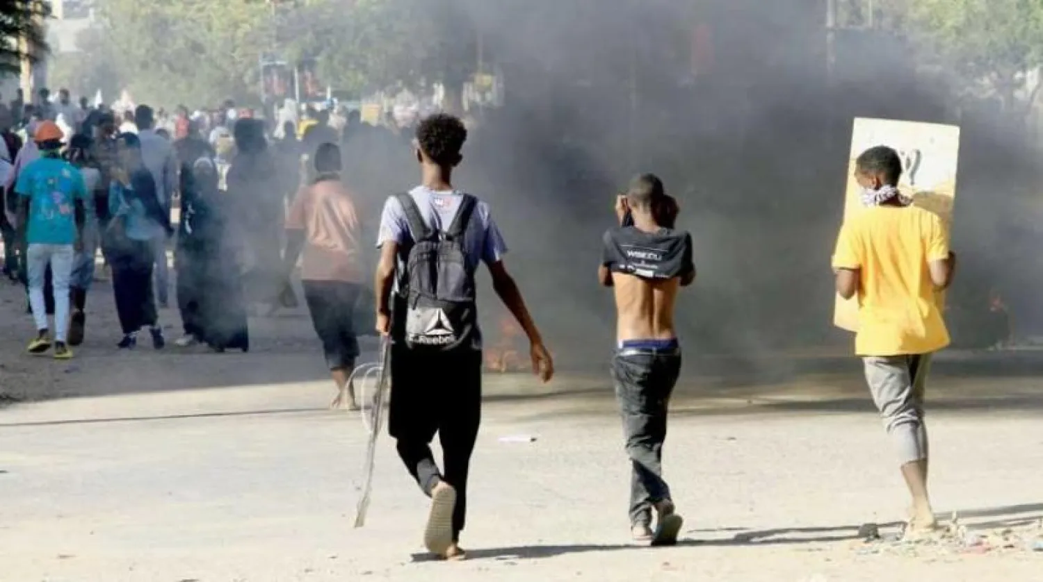 Hartum’da göstericiler, kötüleşen yaşam koşullarını protesto ettiler. (AFP)