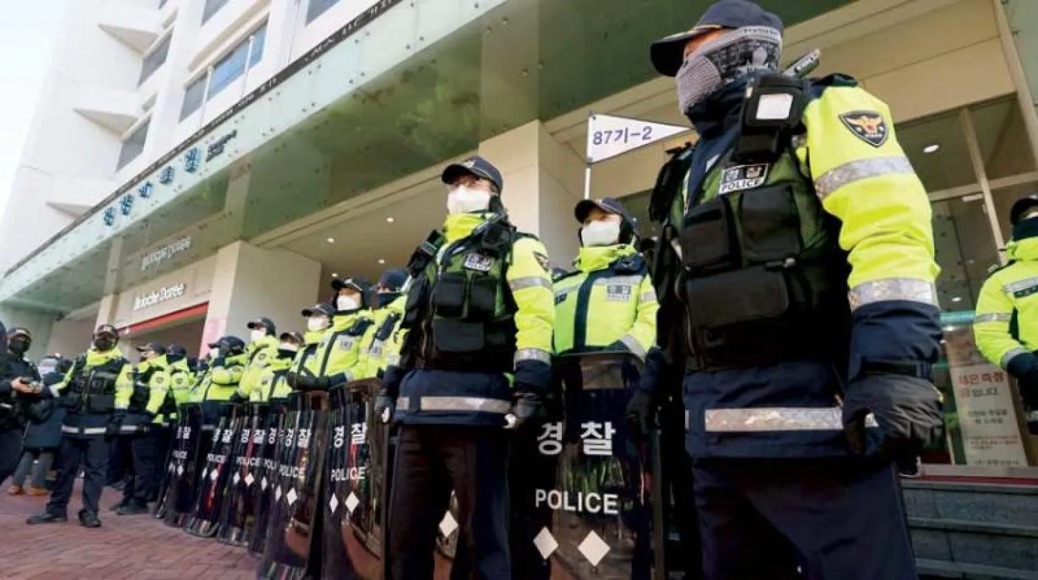 رجال الشرطة أمام مقر «الاتحاد الكوري للنقابات التجارية» في وسط سيول أمس (أ.ف.ب)