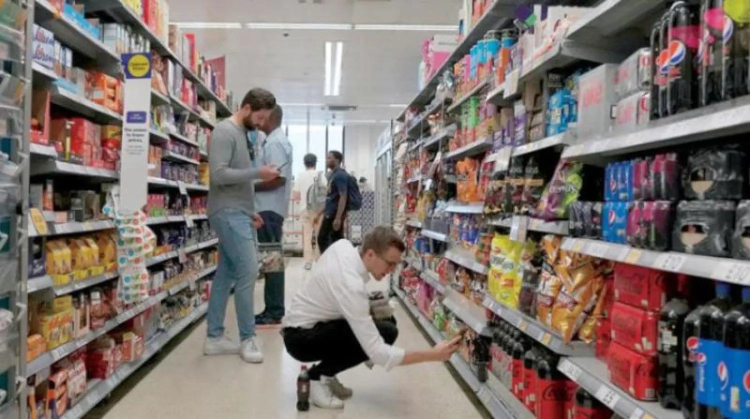 متسوقون يشترون الطعام من سوبر ماركت في لندن (أ.ب)