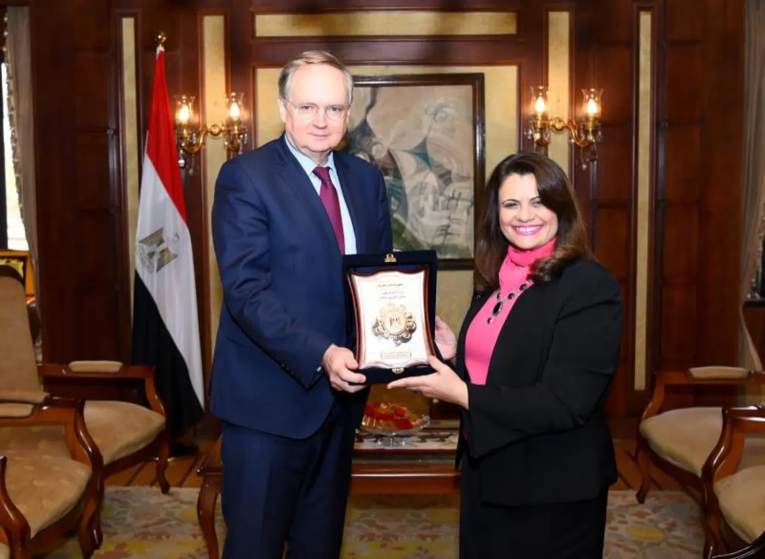 وزيرة الهجرة المصرية خلال استقبال سفير الاتحاد الأوروبي بالقاهرة (وزارة الهجرة المصرية)