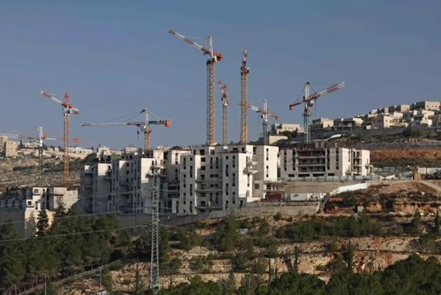 أعمال البناء في مستوطنة رامات شلومو شرق القدس ديسمبر 2022 (أ.ف.ب)