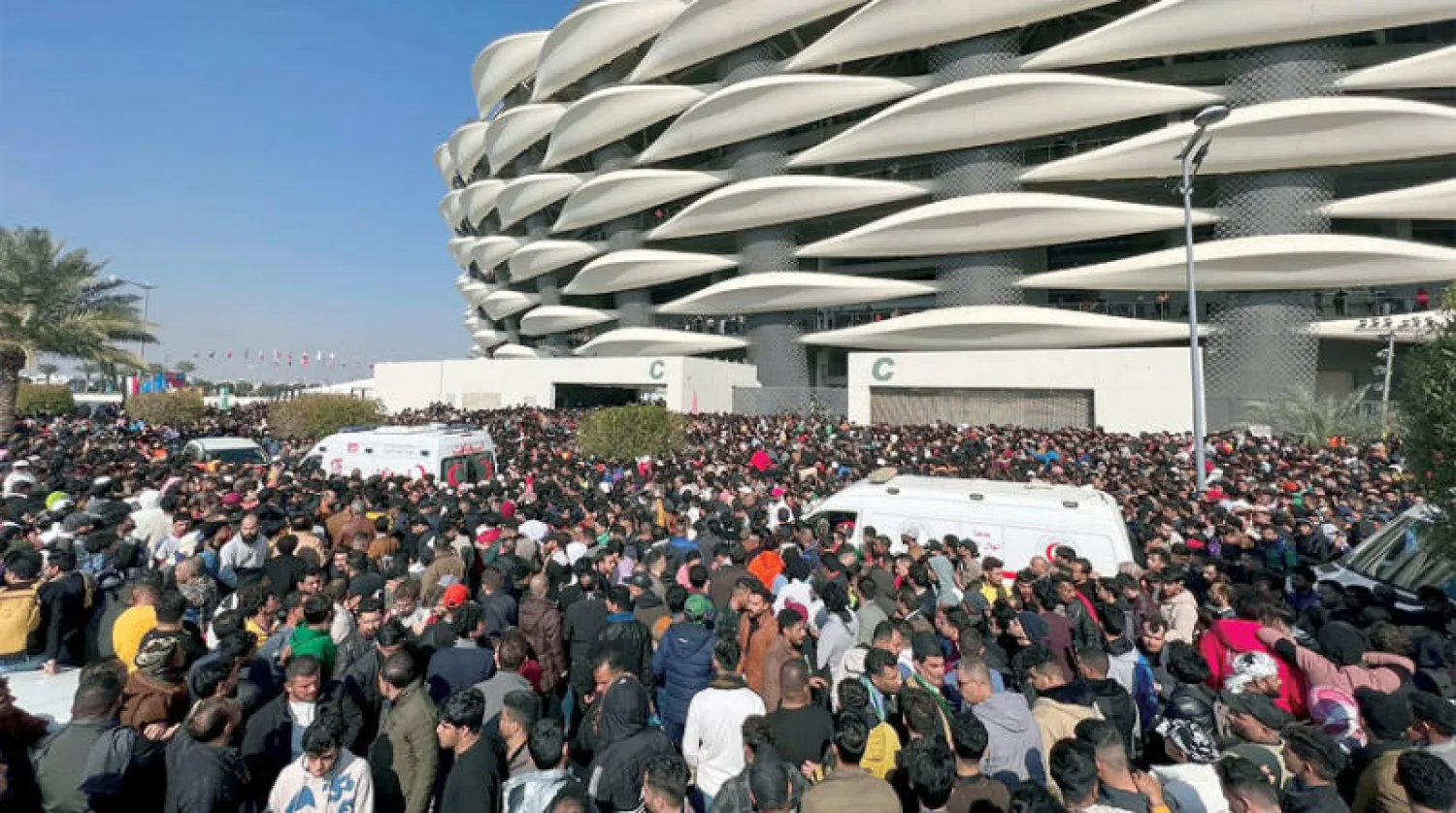 جانب من الحشود أمام ملعب البصرة أمس (أ.ب)