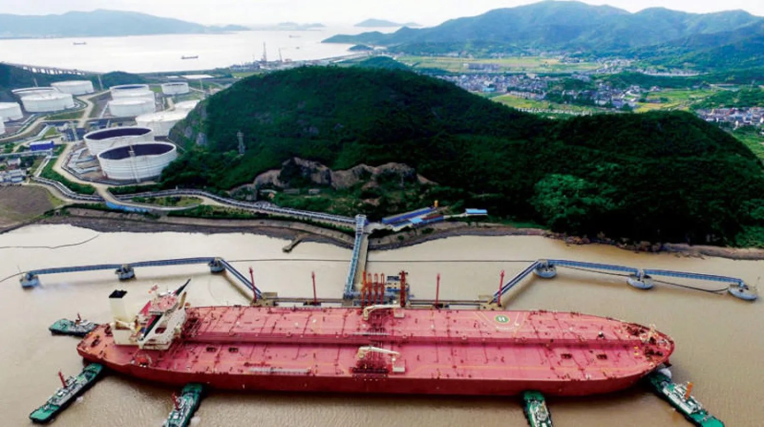 ناقلة نفطية عملاقة في ميناء «نينغبو زوشان» في الصين (رويترز)