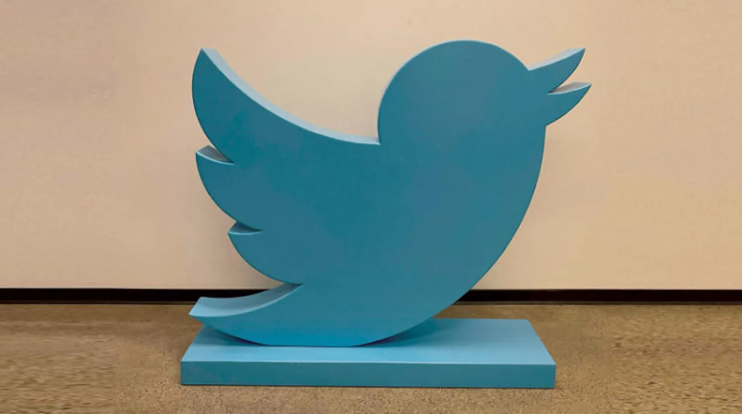 تمثال للطائر الأزرق «تويتر» (أ.ف.ب)