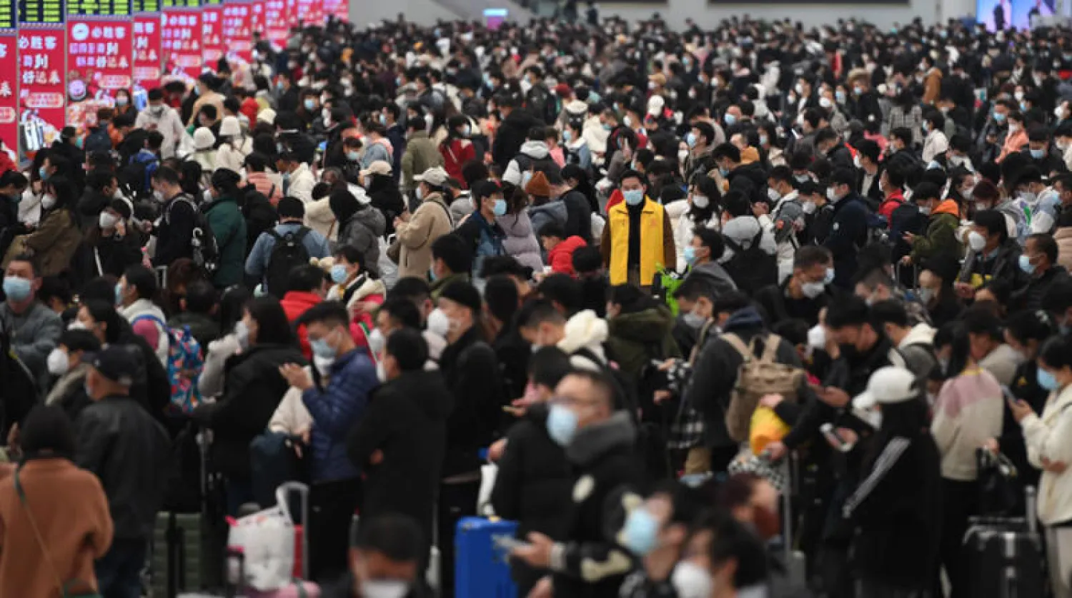 صينيون في محطة قطار يستعدون للسفر إلى قراهم الأربعاء (إ.ب.أ)