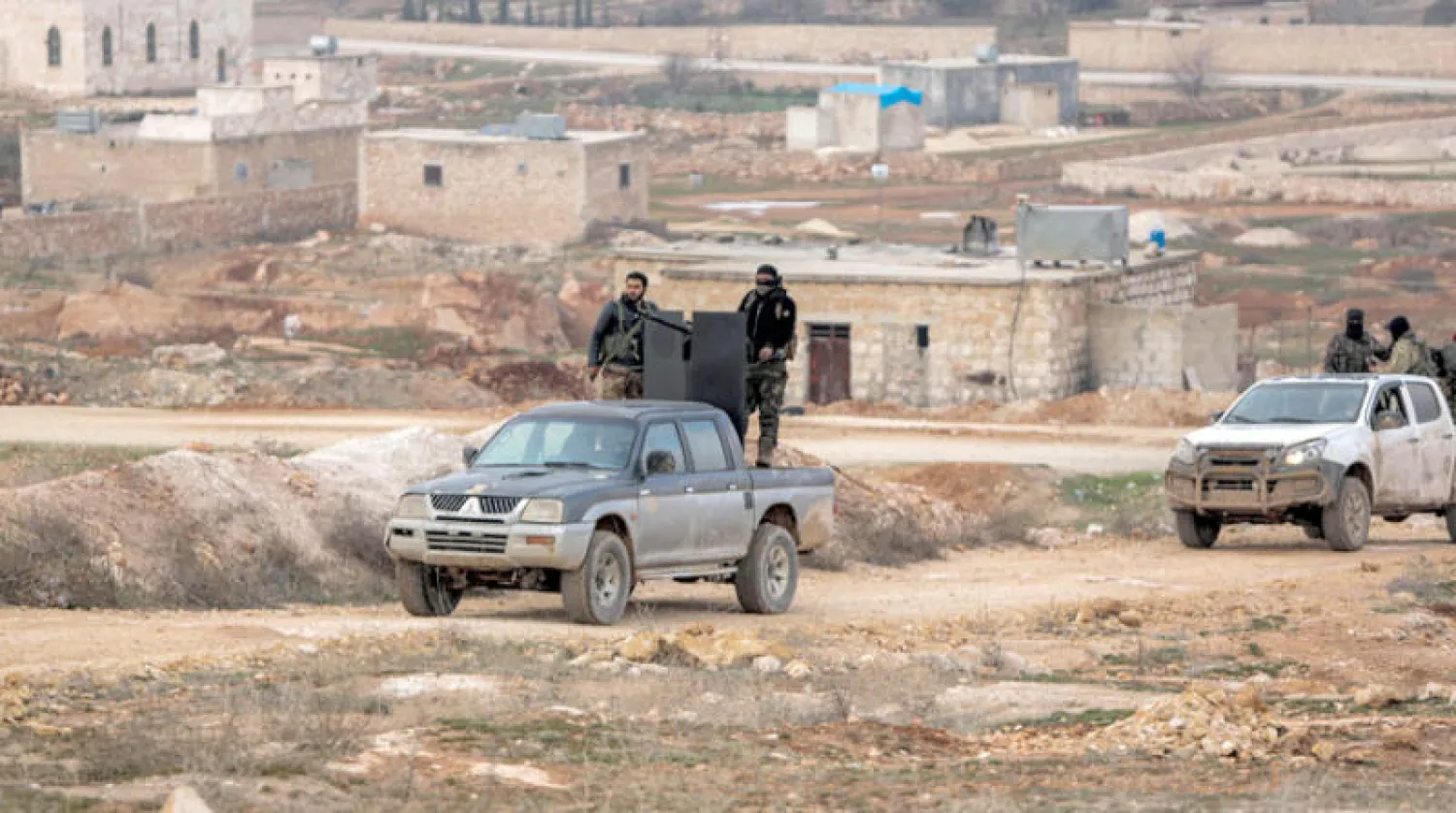 مقاتلون من «أحرار الشام» الإسلامية يتخذون مواقعهم بالقرب من قرية تل جيجان شمال مدينة الباب على الحدود مع تركيا هذا الشهر (أ.ف.ب)