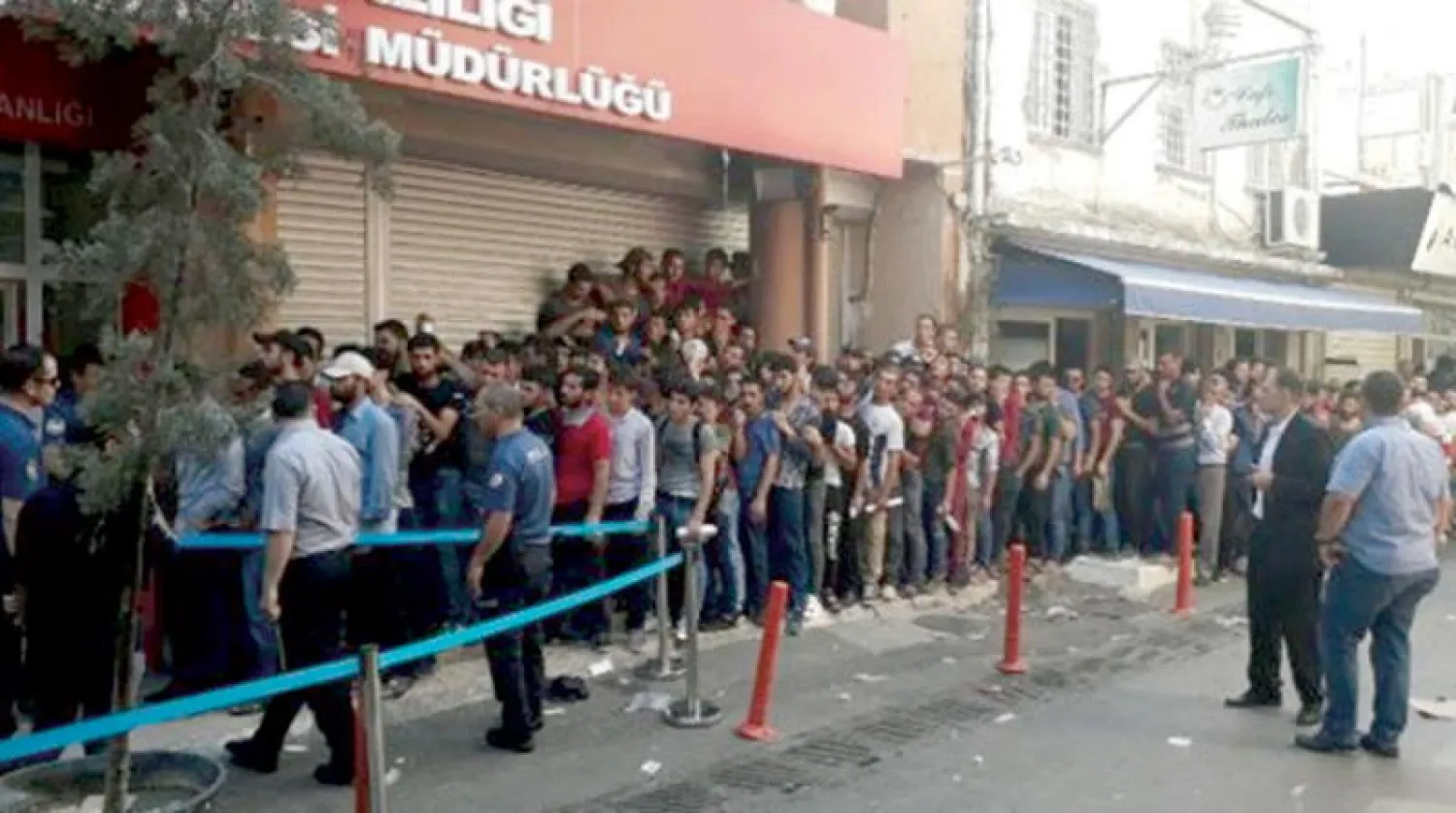 سوريون أمام إحدى إدارات الهجرة التركية لمراجعة طلبات الإقامة والجنسية (موقع إيجه دا سونسوز)