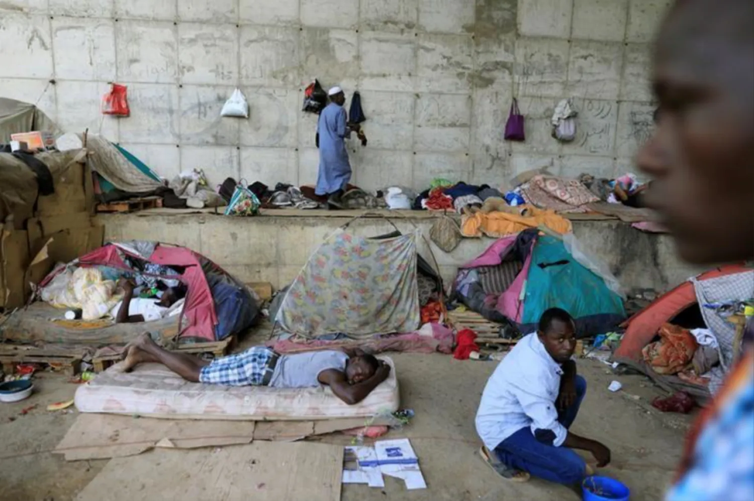 African migrants take shelter under the bridge of a motorway on the outskirts of Algiers (File photo: Reuters)
