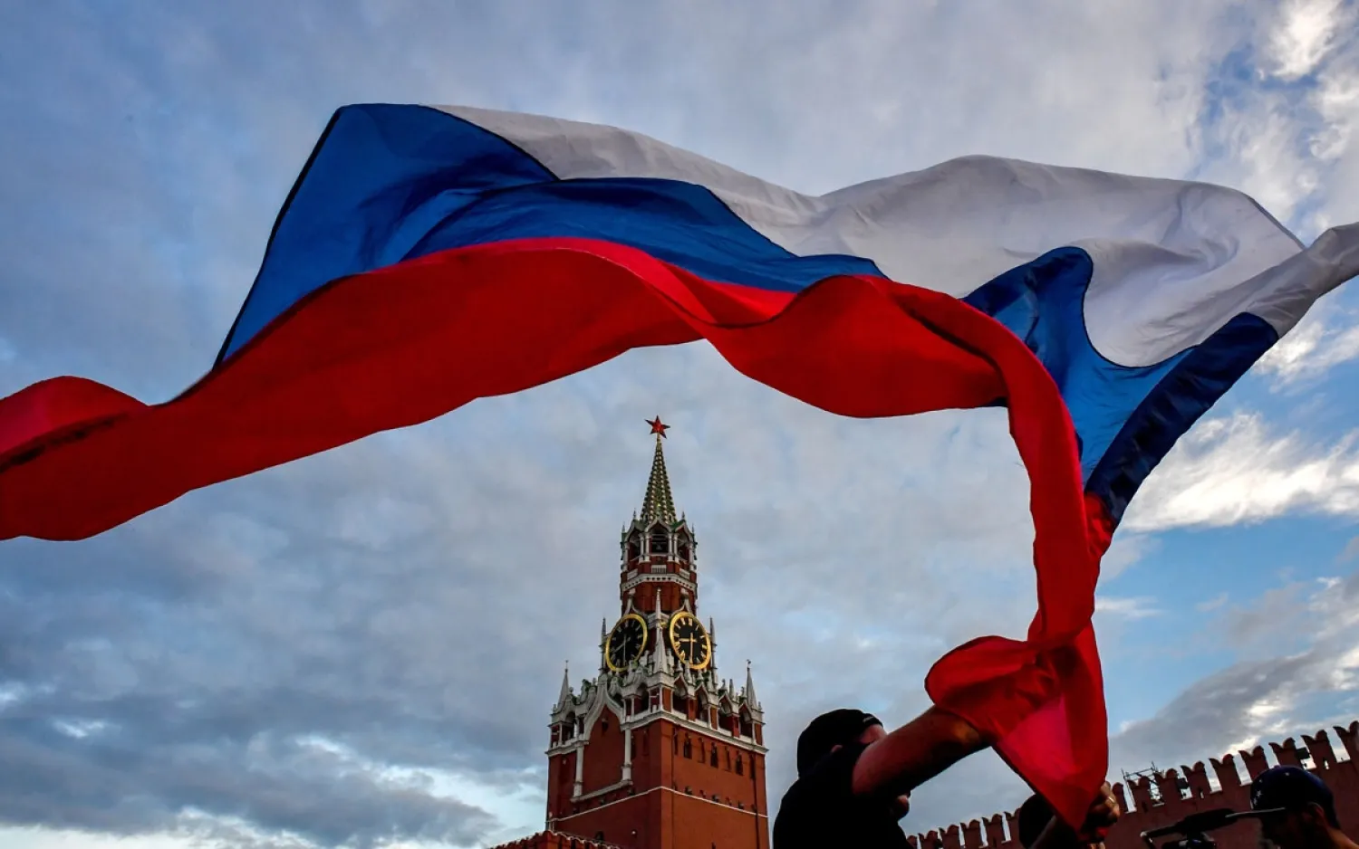 The Russian flag waving in front of the Kremlin in Moscow, July 1, 2018. (AFP / Yuri Kadobnov)
