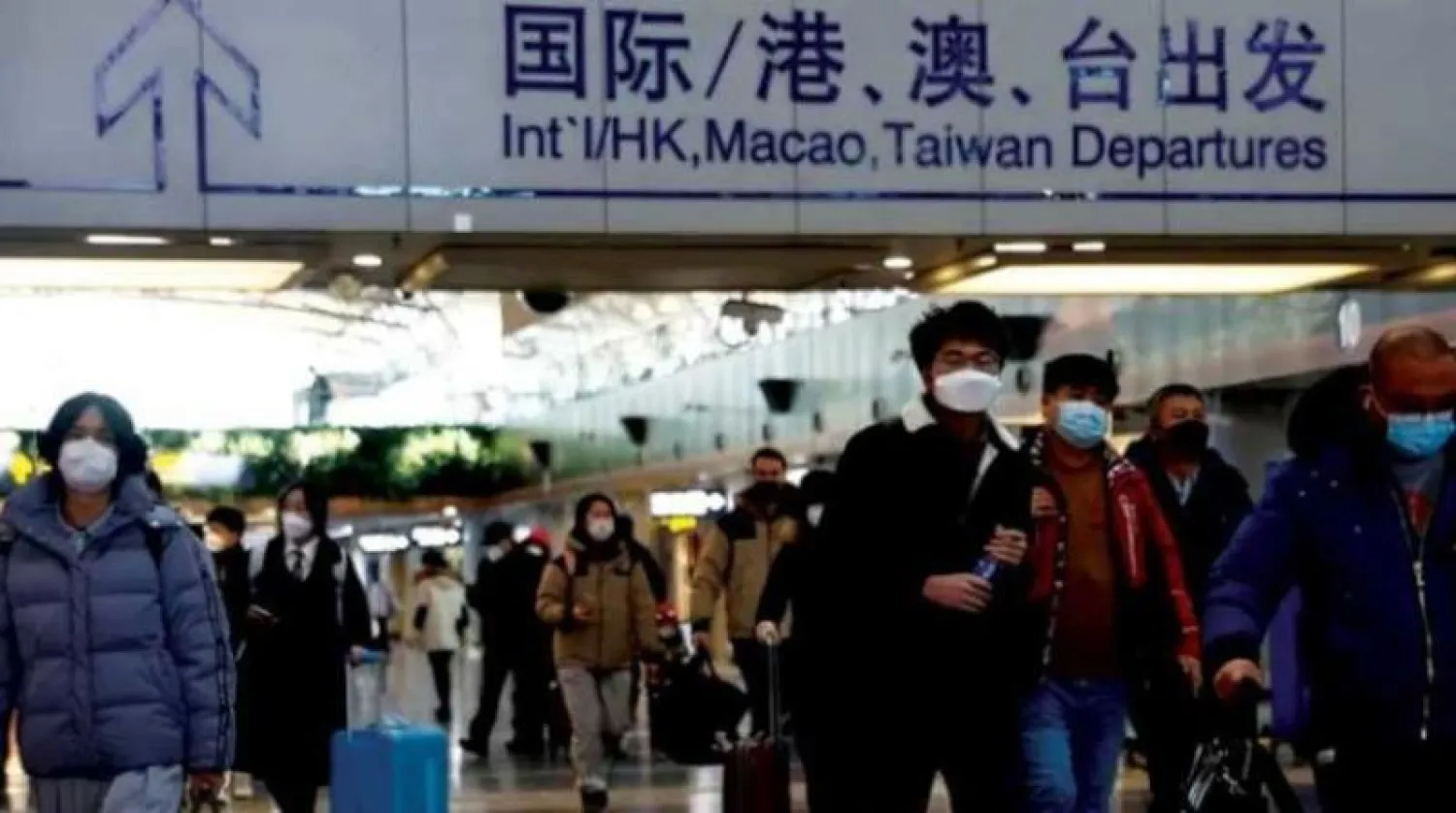 دول العالم بدأت تضع قيوداً على الرحلات القادمة من الصين (رويترز)