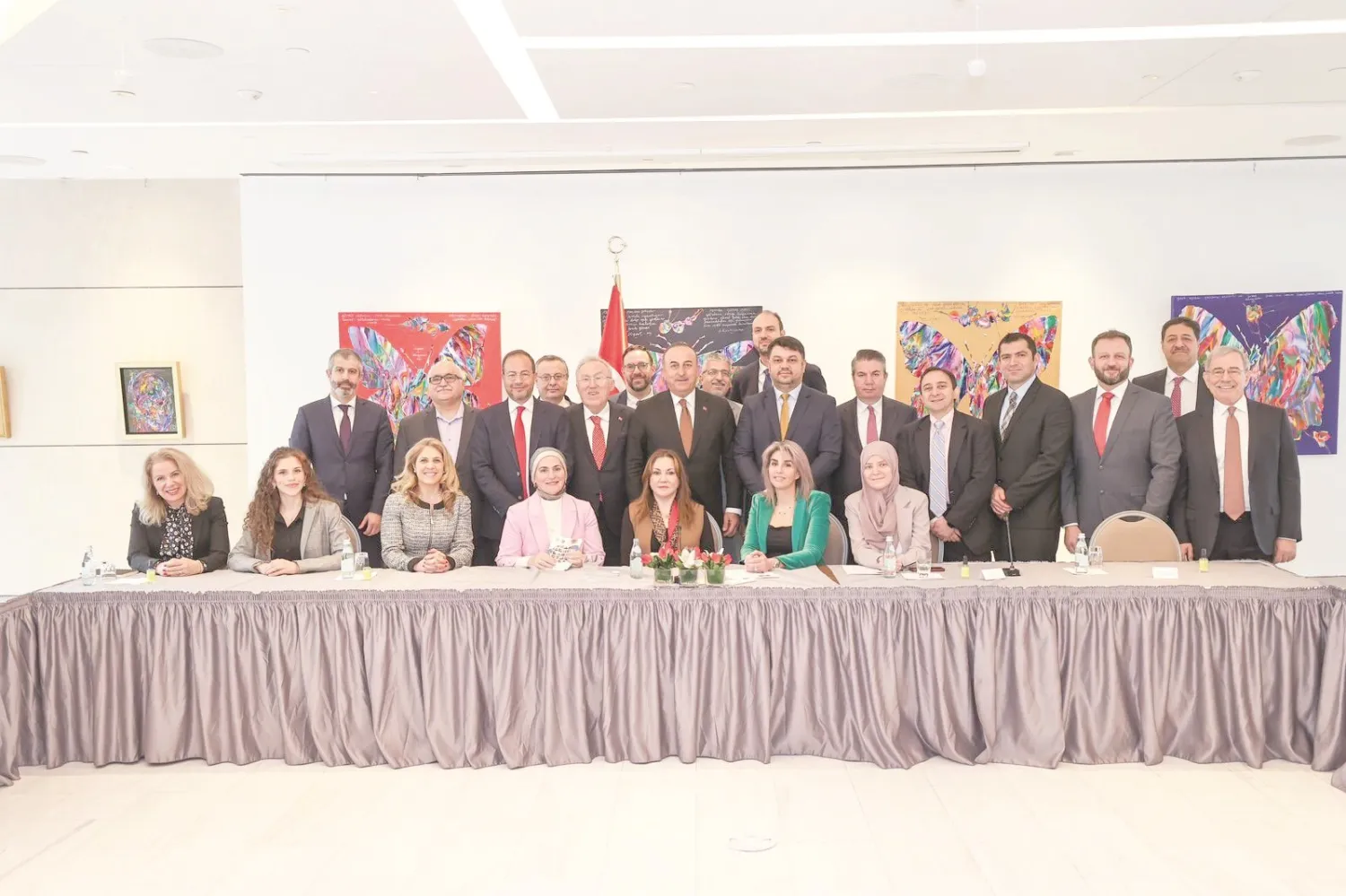 وزير الخارجية التركي مع ممثلين للجالية السورية في نيويورك (حساب أوغلو على تويتر)