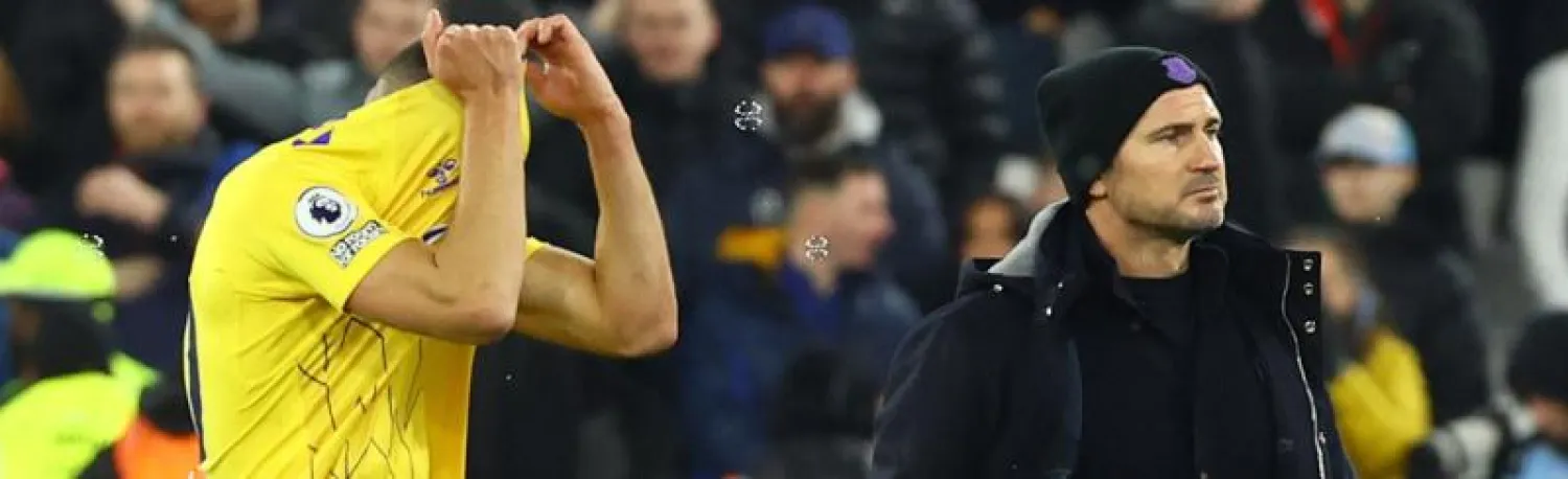 لامبارد عقب نهاية مباراة فريقه أمام وست هام ويبدو أحد لاعبيه متأثراً بالخسارة «رويترز»