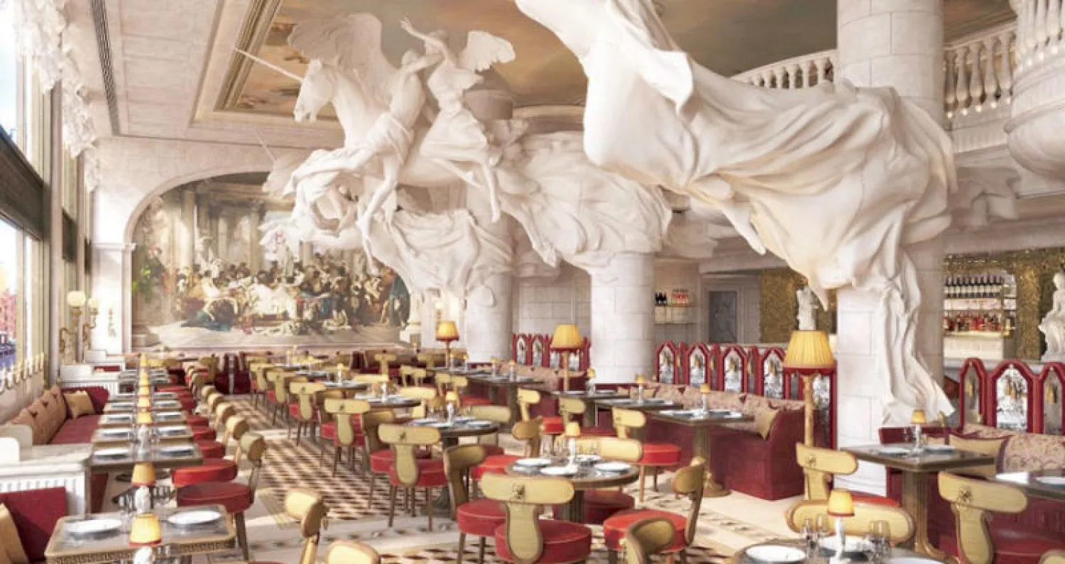 موظفون يرتدون أقنعة داخل متجر للعلامة التجارية الإيطالية الفاخرة «غوتشي» في بكين (رويترز)