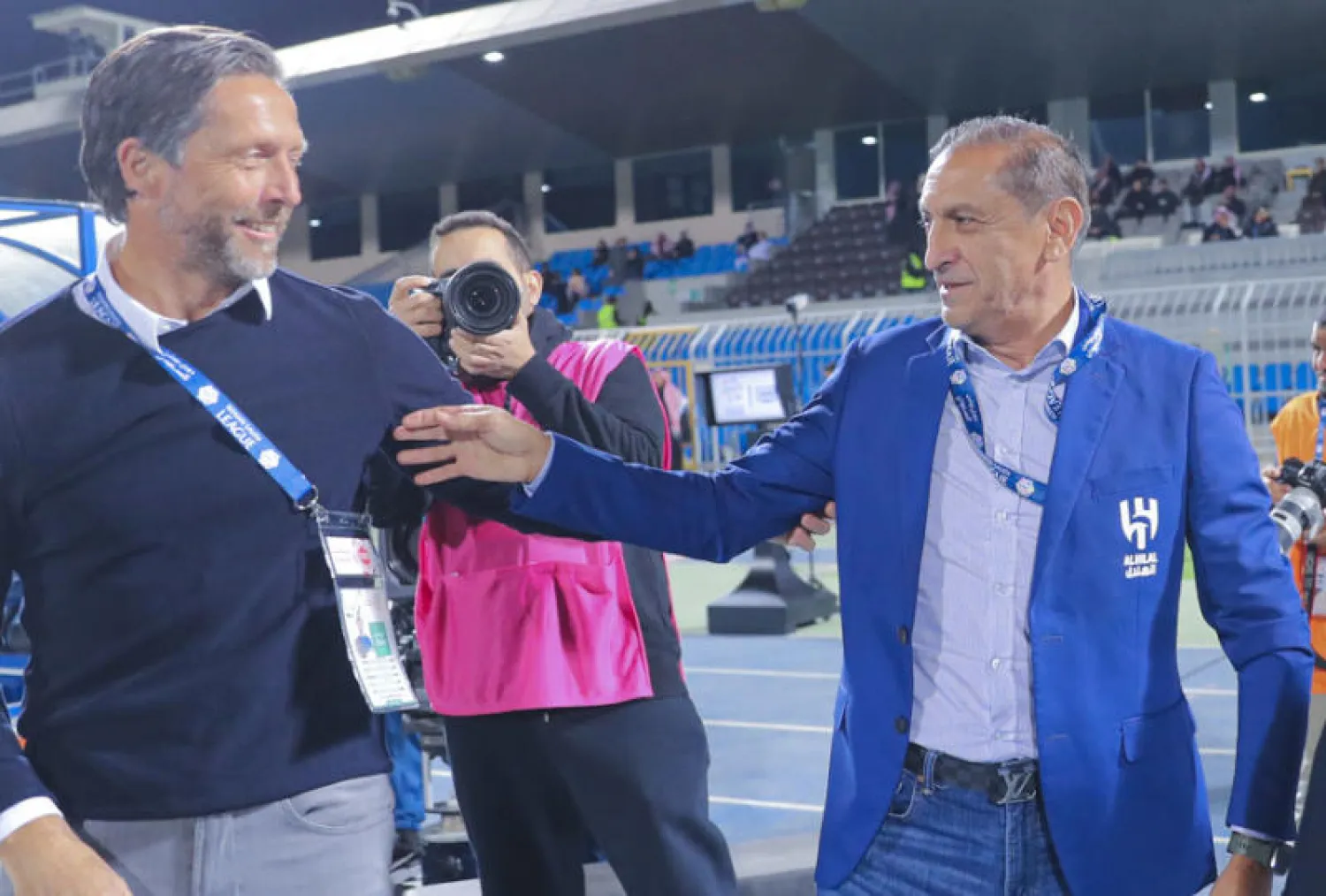 مدربا أبها والهلال في حديث ودي قبل انطلاق المباراة "تصوير: علي الظاهري"