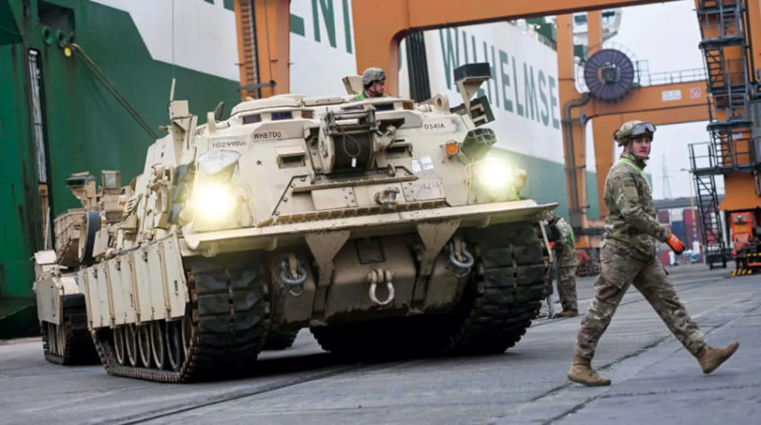 دبابة «أبرامز» لدى وصولها إلى بولندا لاستخدامها في تمارين الشهر الماضي (أ.ف.ب)