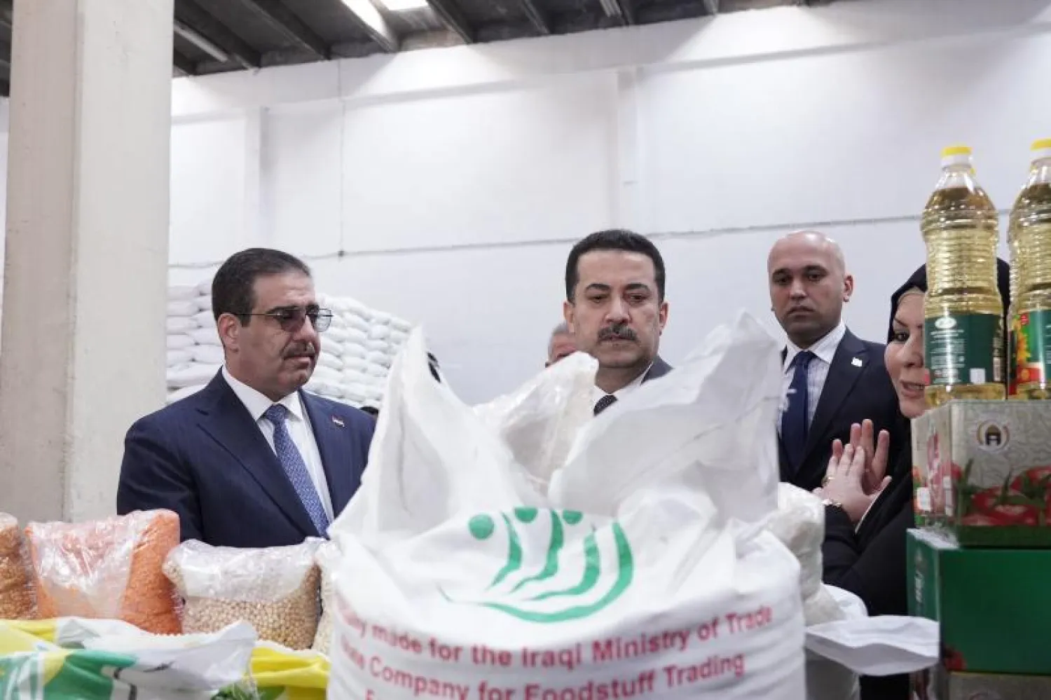 صورة وزعها مكتب السوداني أثناء إطلاقه السلة الغذائية