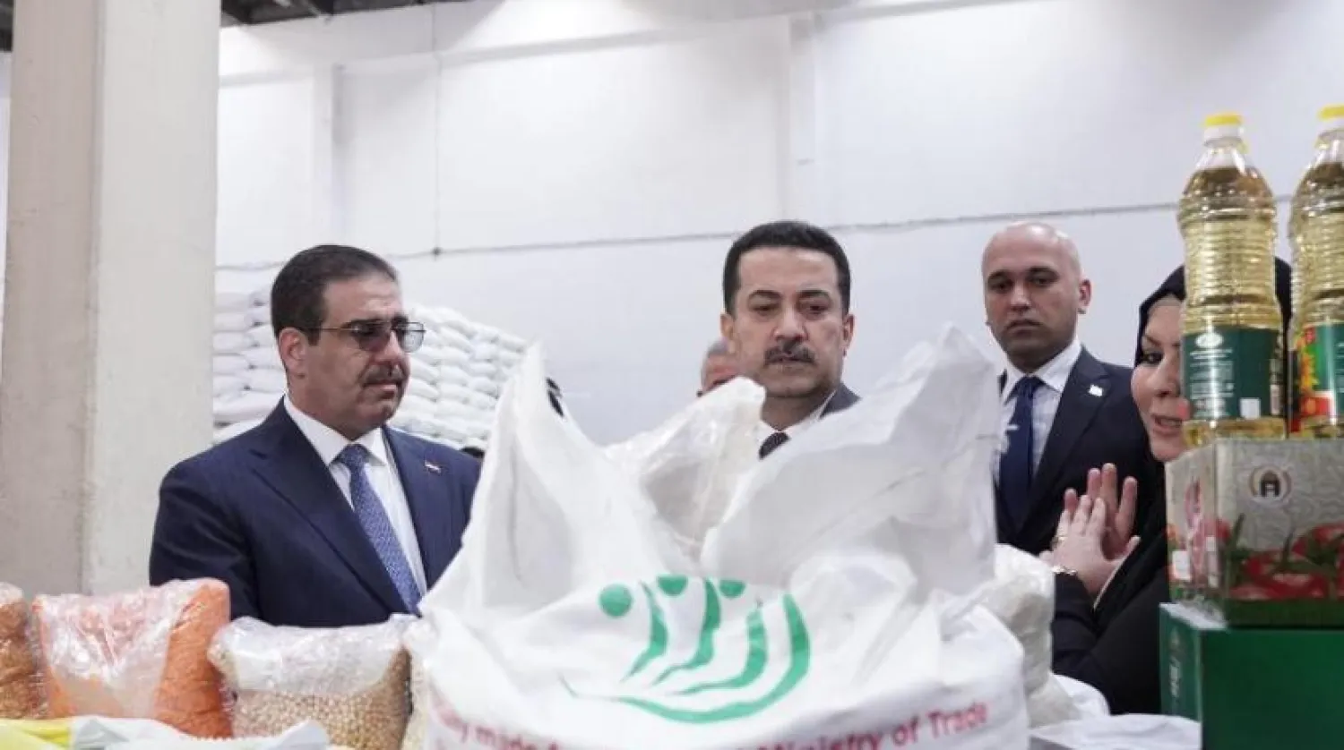 Başbakan Muhammed Şiya es-Sudani'nin ofisi tarafından servis edilen ve alışveriş poşetini gösteren bir fotoğraf
