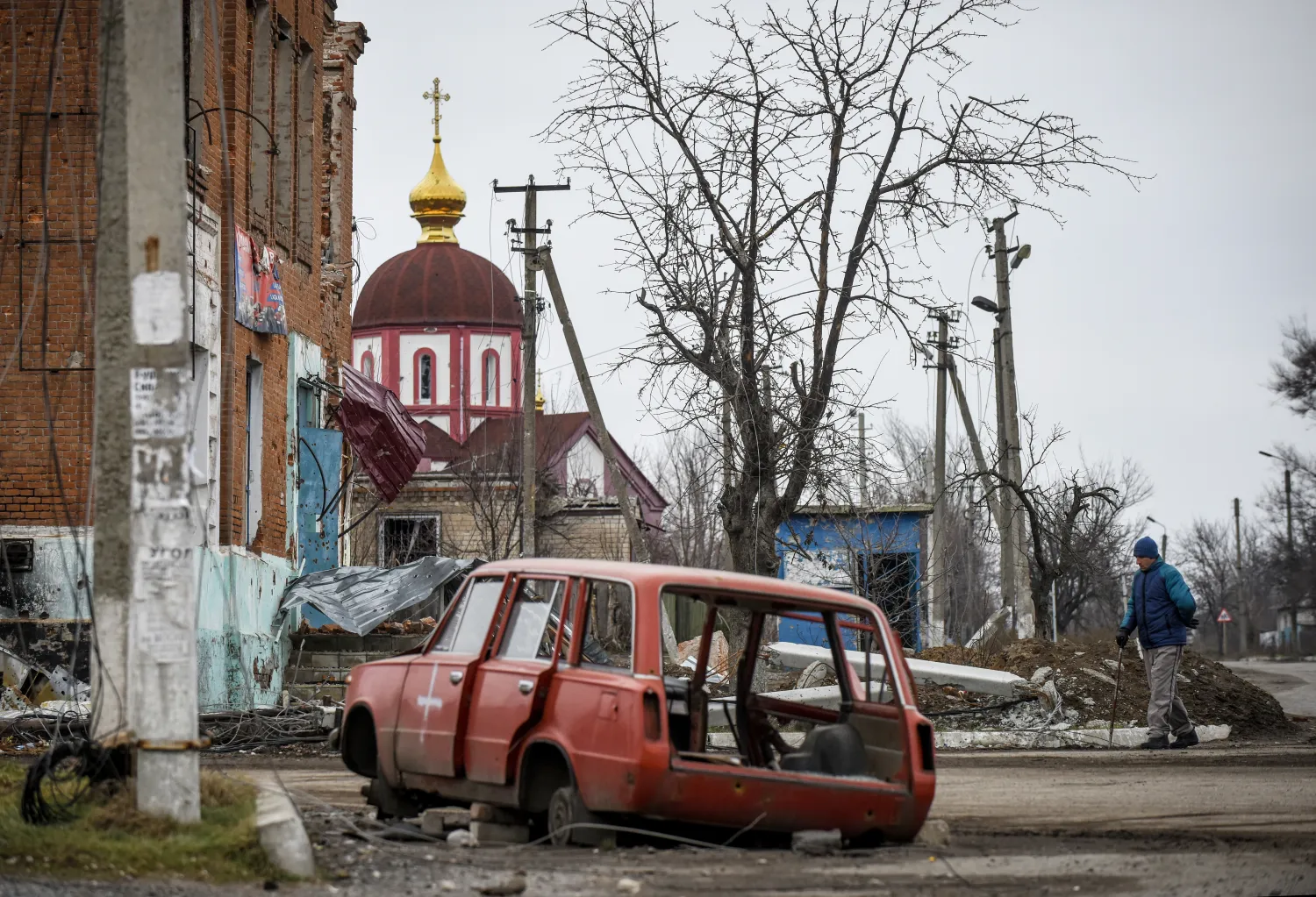 رجل يسير في قرية من دونيتسك في ظل استمرار المعارك في الإقليم (إ.ب.أ)