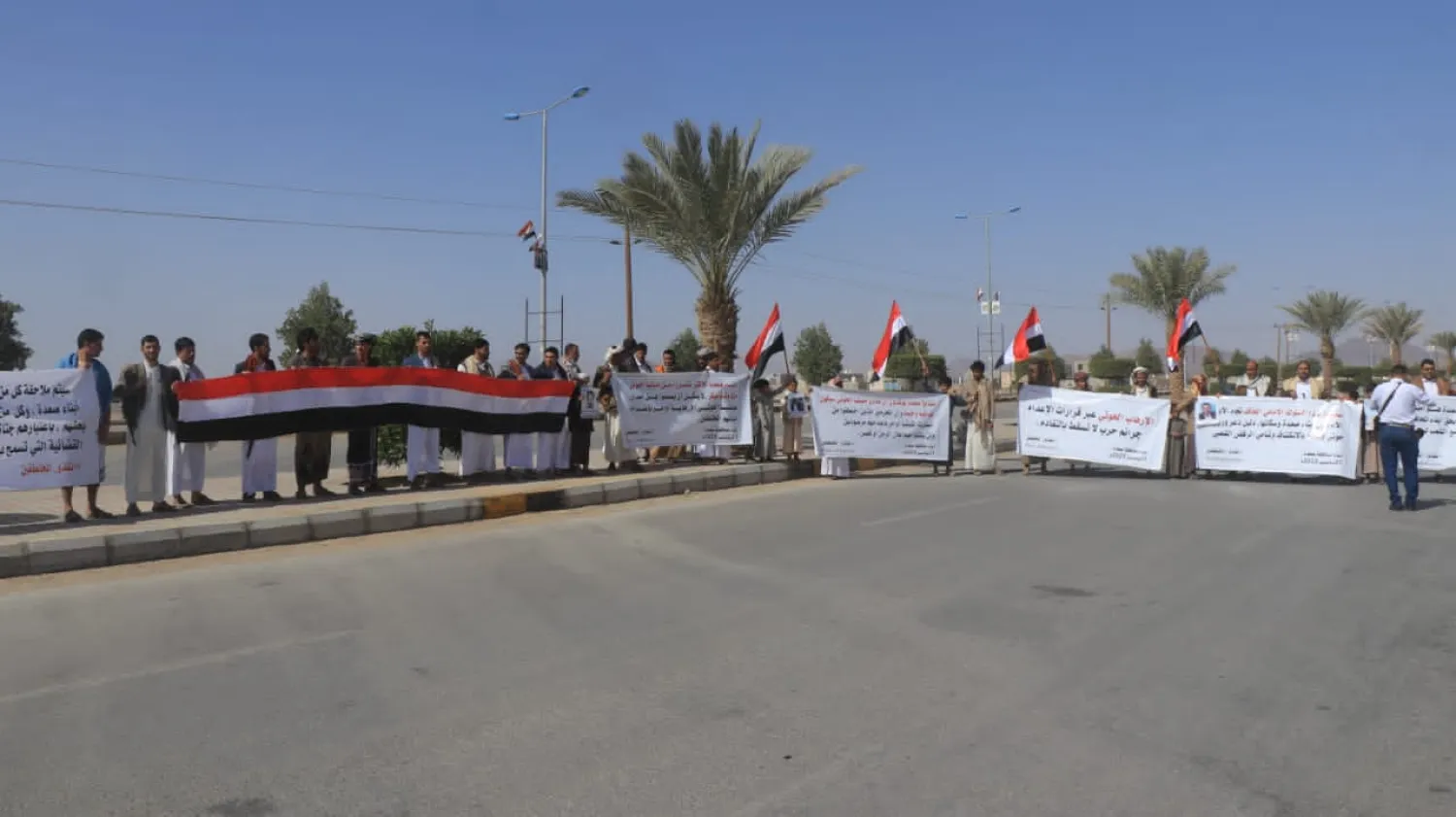 Dozens of Saada governorate's IDPs staged a protest sit-in Saturday in Marib governorate (Saba)

