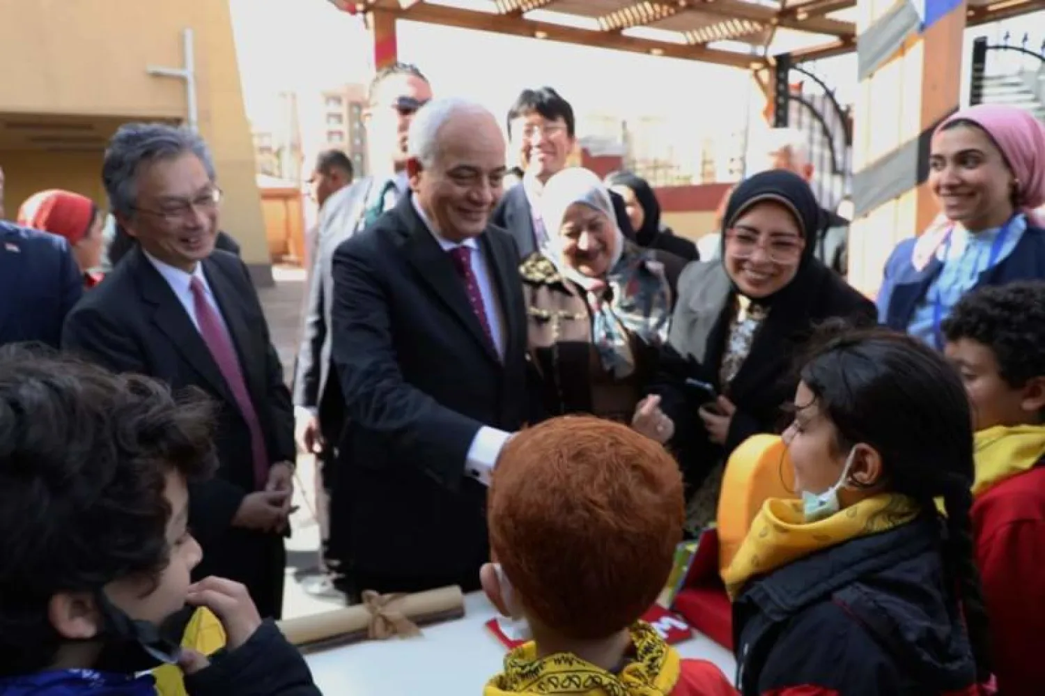 وزير التعليم المصري وسفير اليابان لدى مصر يتفقدان إحدى المدارس اليابانية (الصفحة الرسمية لوزارة التربية والتعليم المصرية)