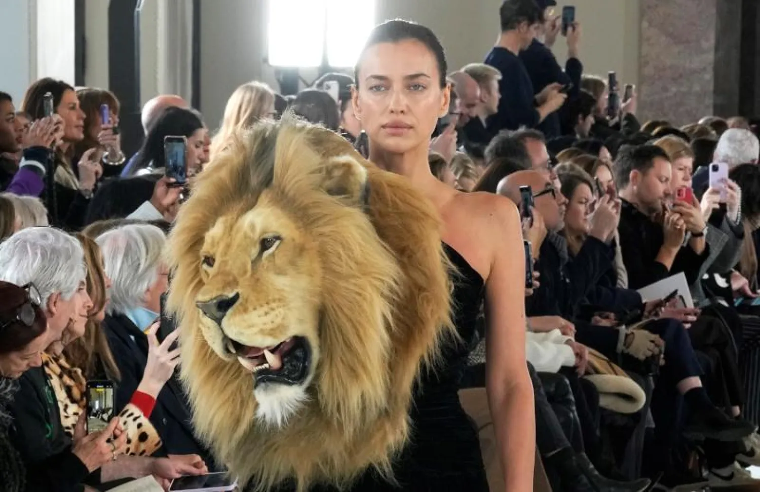 عارضة أزياء ترتدي فستاناً مزيّناً برأس أسد مزيف (أ.ب)