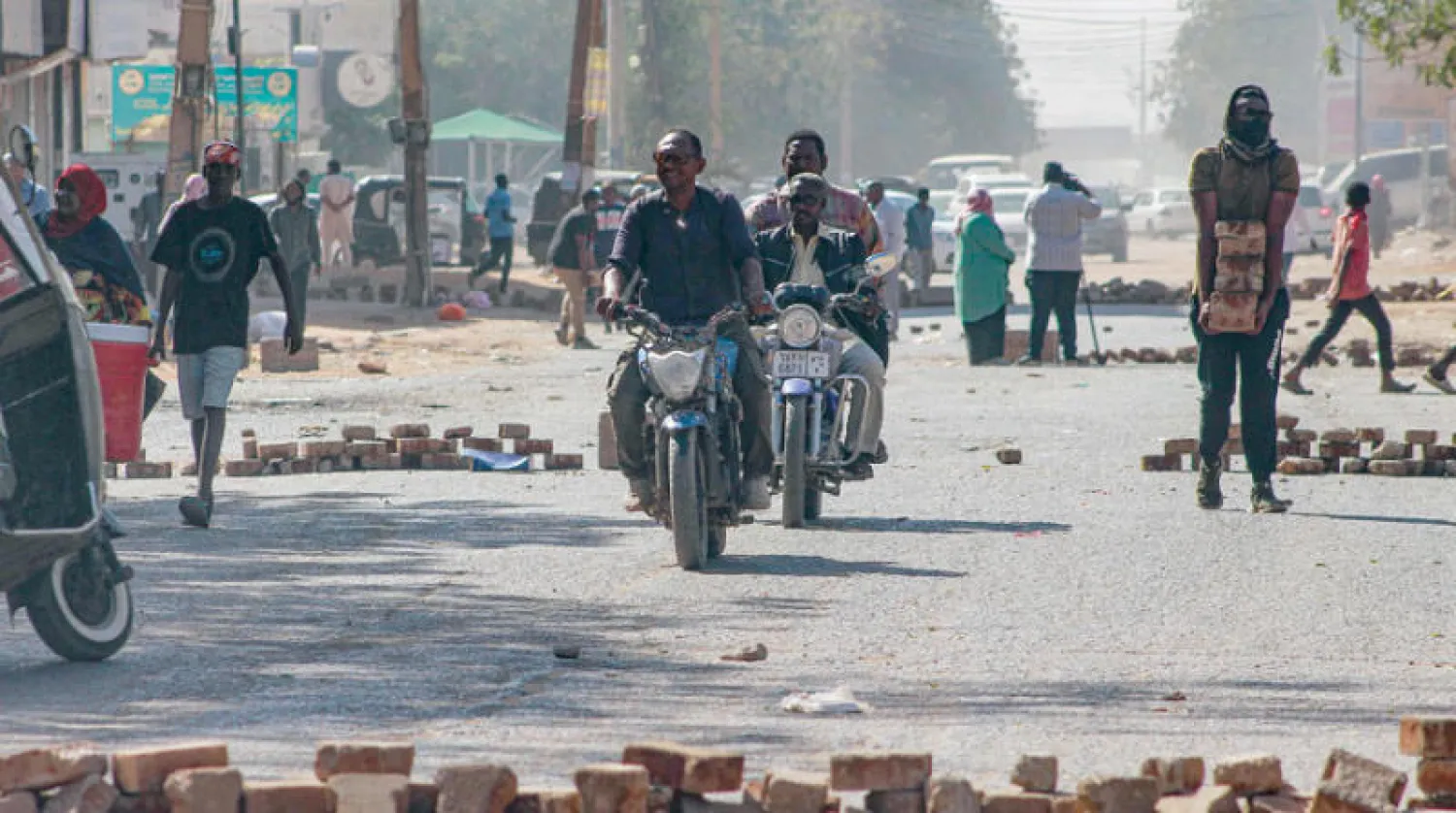 حواجز من الطوب في أحد شوارع الخرطوم التي شهدت مسيرات تطالب بالحكم المدني (أ.ف.ب)