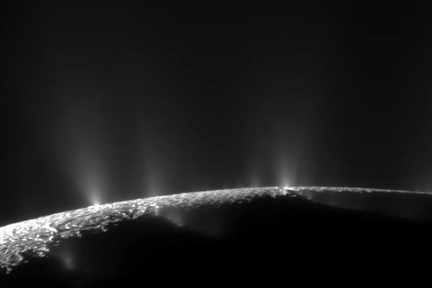 Enceladus, Satürn'ün 82 uydusu içinden en büyük 6'ıncısı (NASA)

