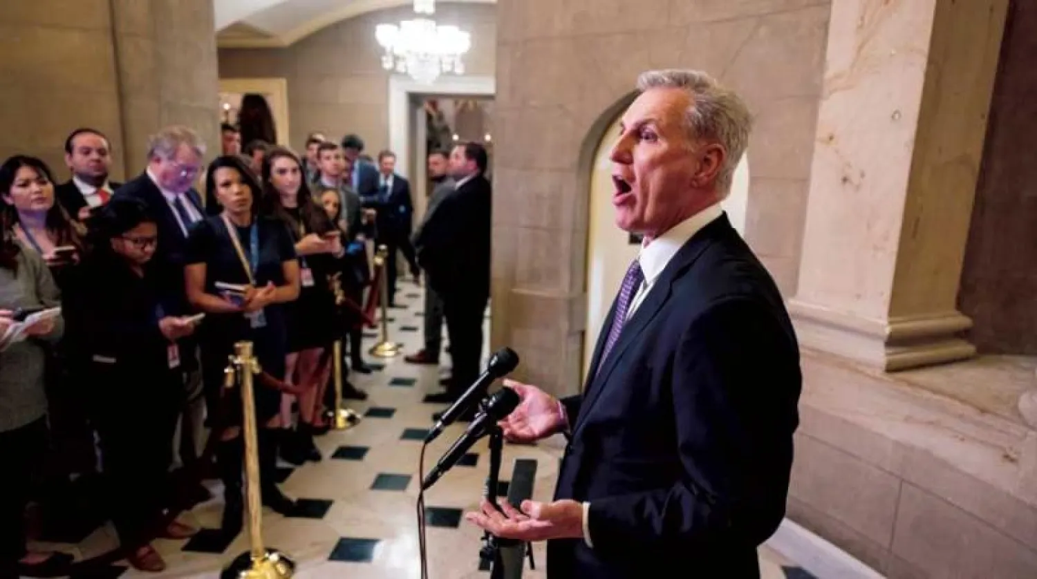 رئيس مجلس النواب الجمهوري كيفين مكارثي يتحدث للإعلام خارج مكتبه في الكابيتول أول من أمس (إ.ب.أ)