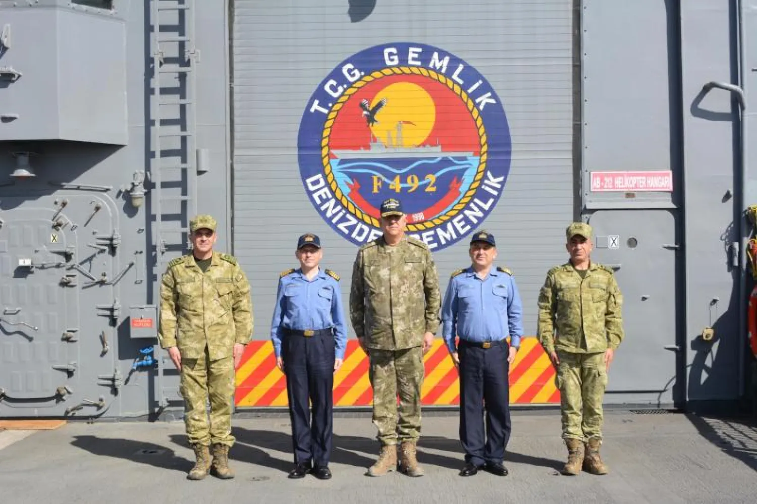 قائد القوات التركية فى غرب ليبيا يتفقد فرقاطة تركية بميناء الخمس الليبى( وزارة الدفاع التركية)