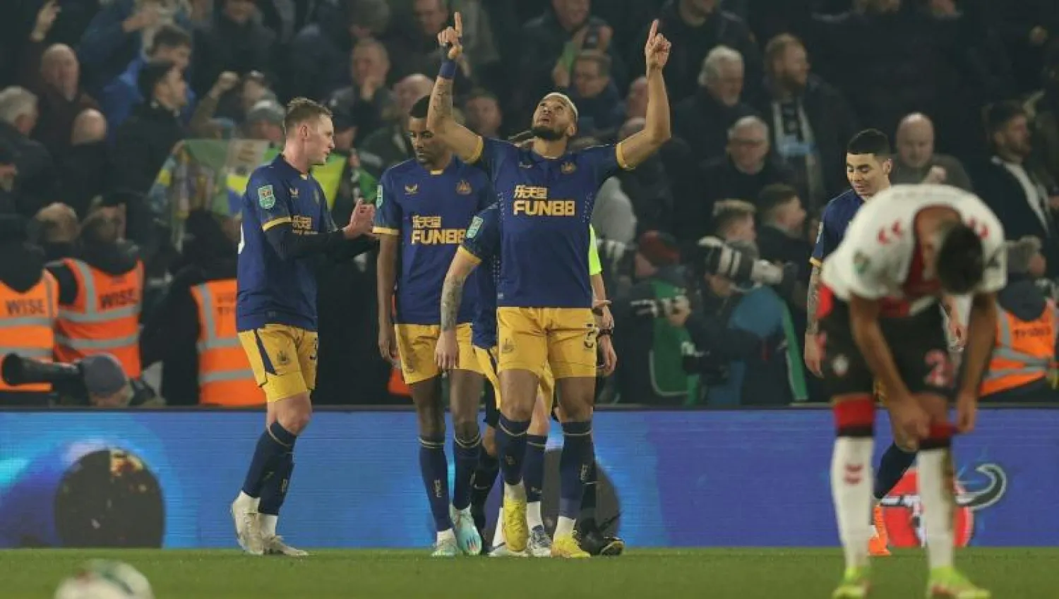 فرحة لاعبي نيوكاسل بالفوز على ساوثمبتون (أ.ف.ب)