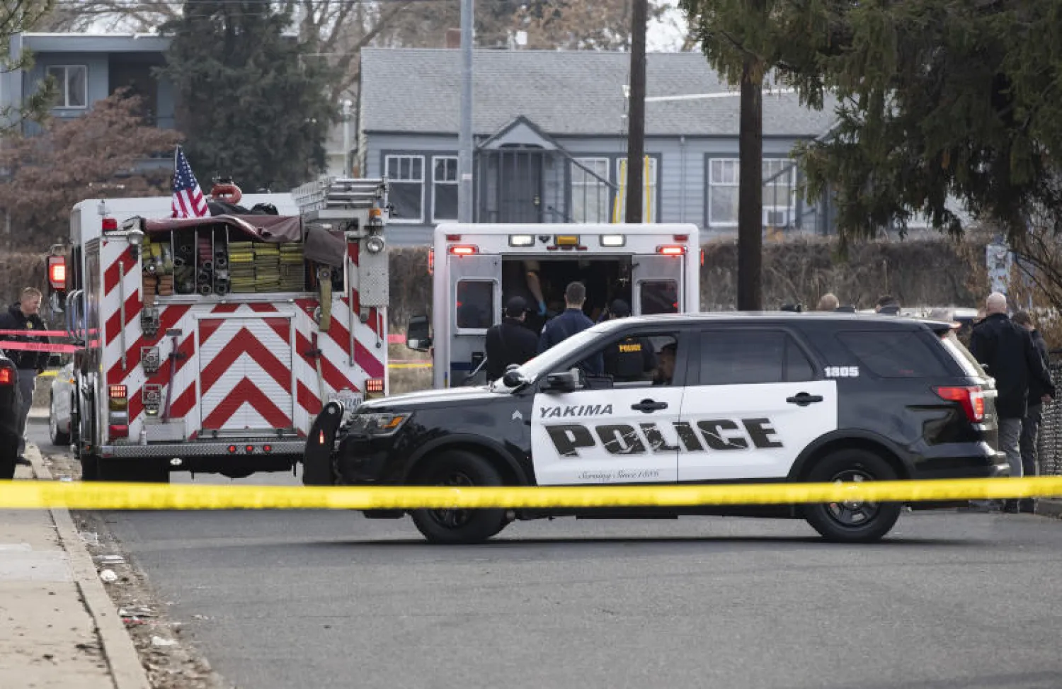 رجال الشرطة الأميركية والإسعاف في موقع الحادث بمنطقة ياكيما في واشنطن (أ.ب)