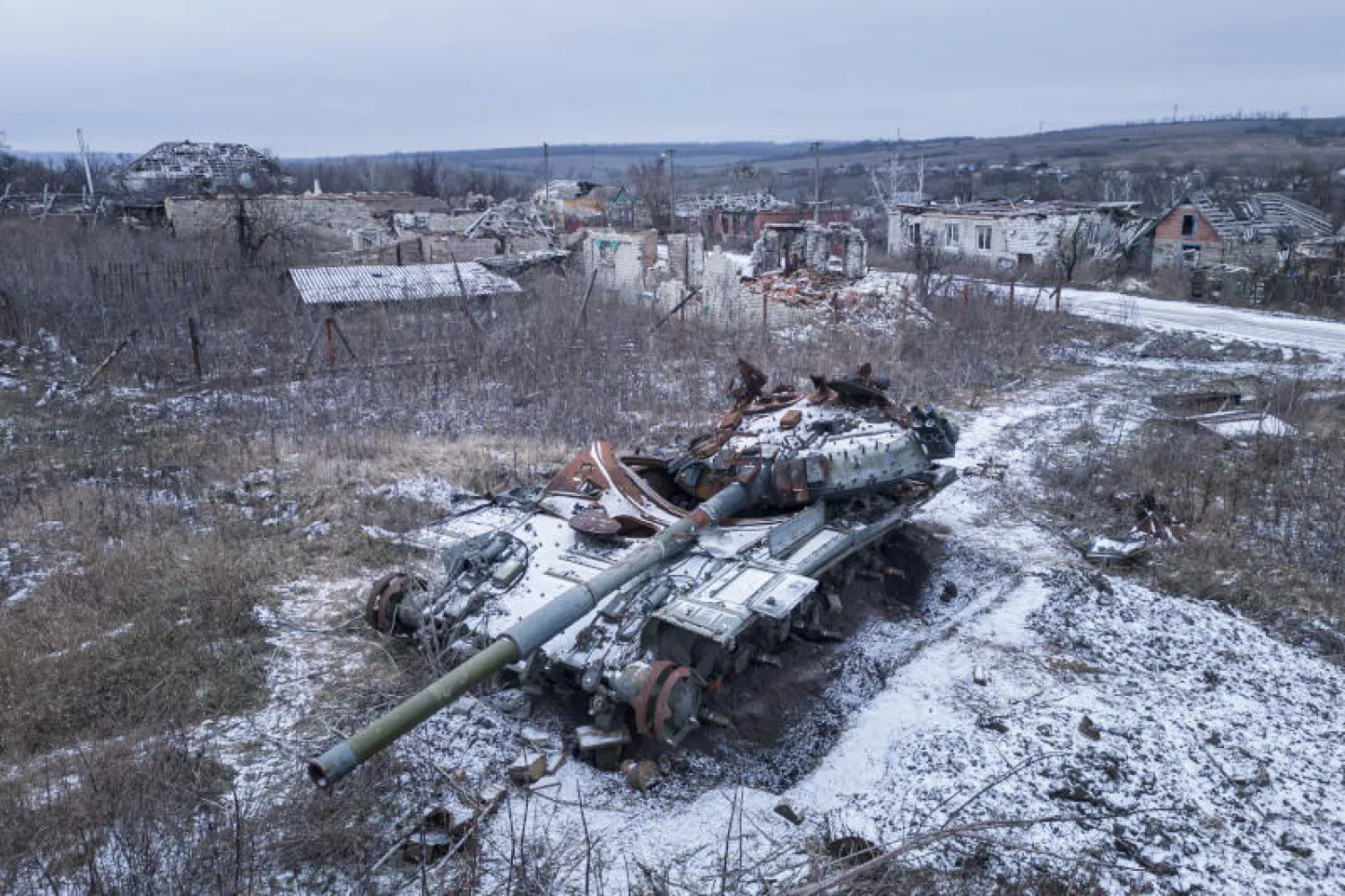دبابة روسية مدمرة مغطاة بالثلوج تقف في قرية كاميانكا بمنطقة خاركيف الأوكرانية (أ.ب)