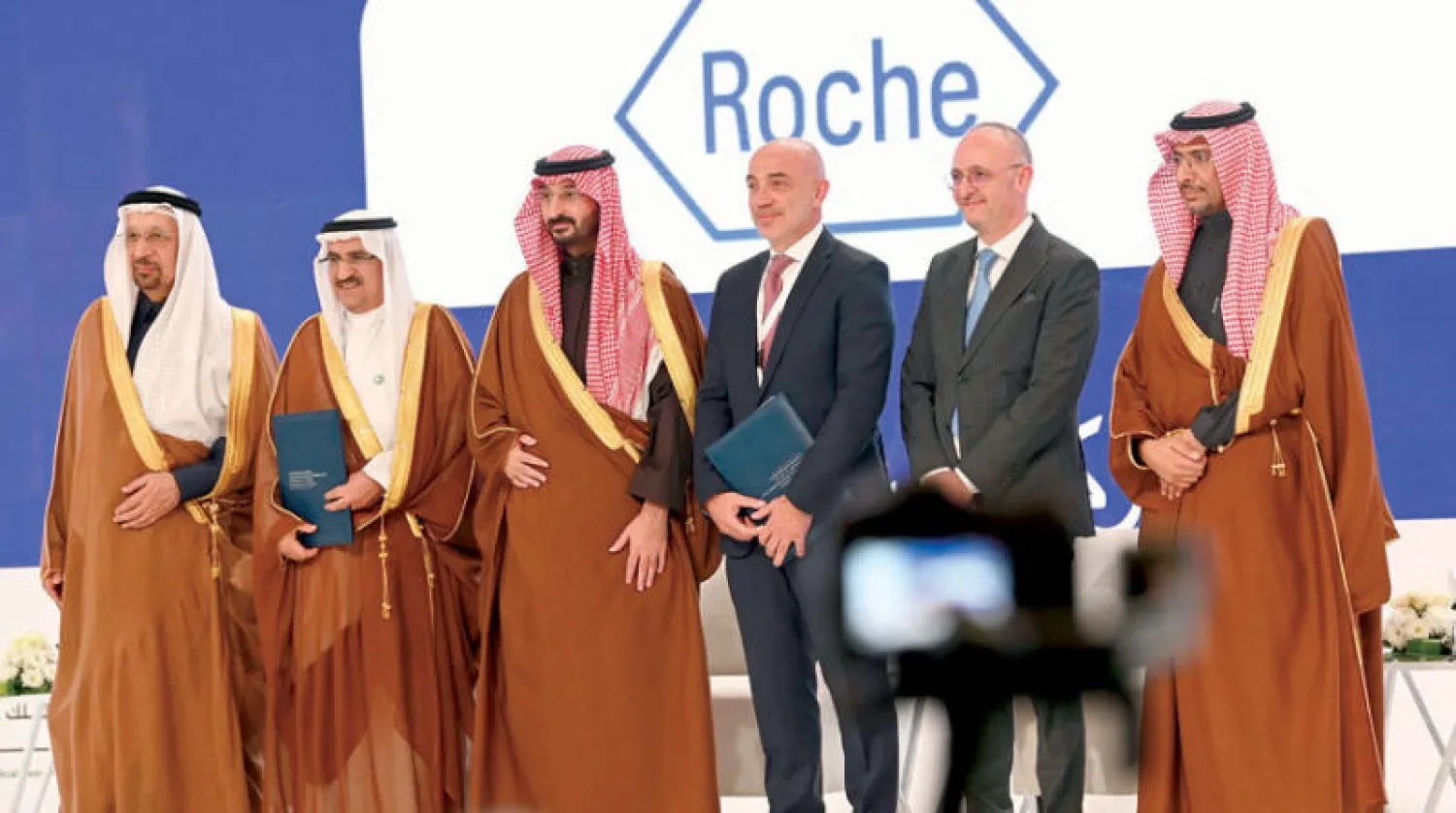 وزير الحرس الوطني متوسطاً عدداً من الوزراء والمشاركين في فعاليات قمة الرياض العالمية للتقنية الطبية الحيوية بالرياض (الشرق الأوسط)