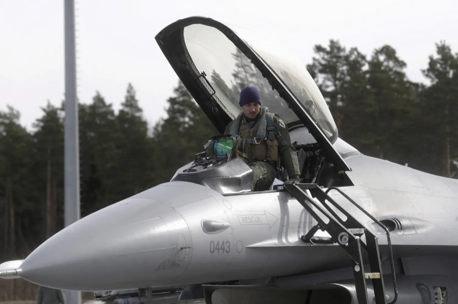 A US Air Force 510th Fighter Squadron pilot leaves his F-16 fighter in Amari air base March 26, 2015. (Reuters)