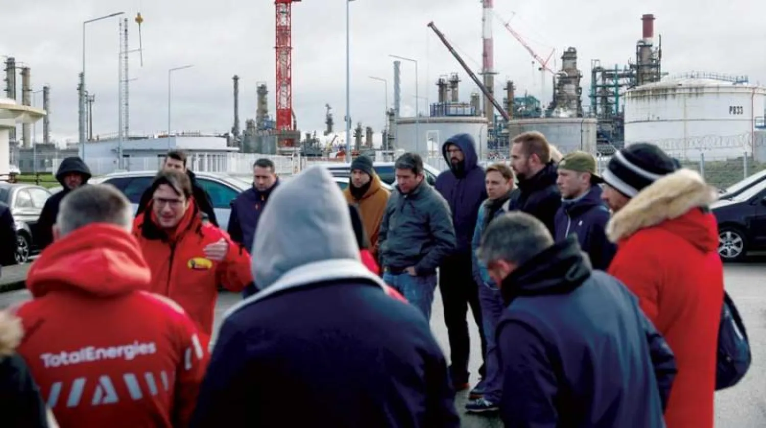 إضراب في إحدى المنشآت النفطية في جنوب فرنسا يعطل العمل في مصفاة كبرى (رويترز)